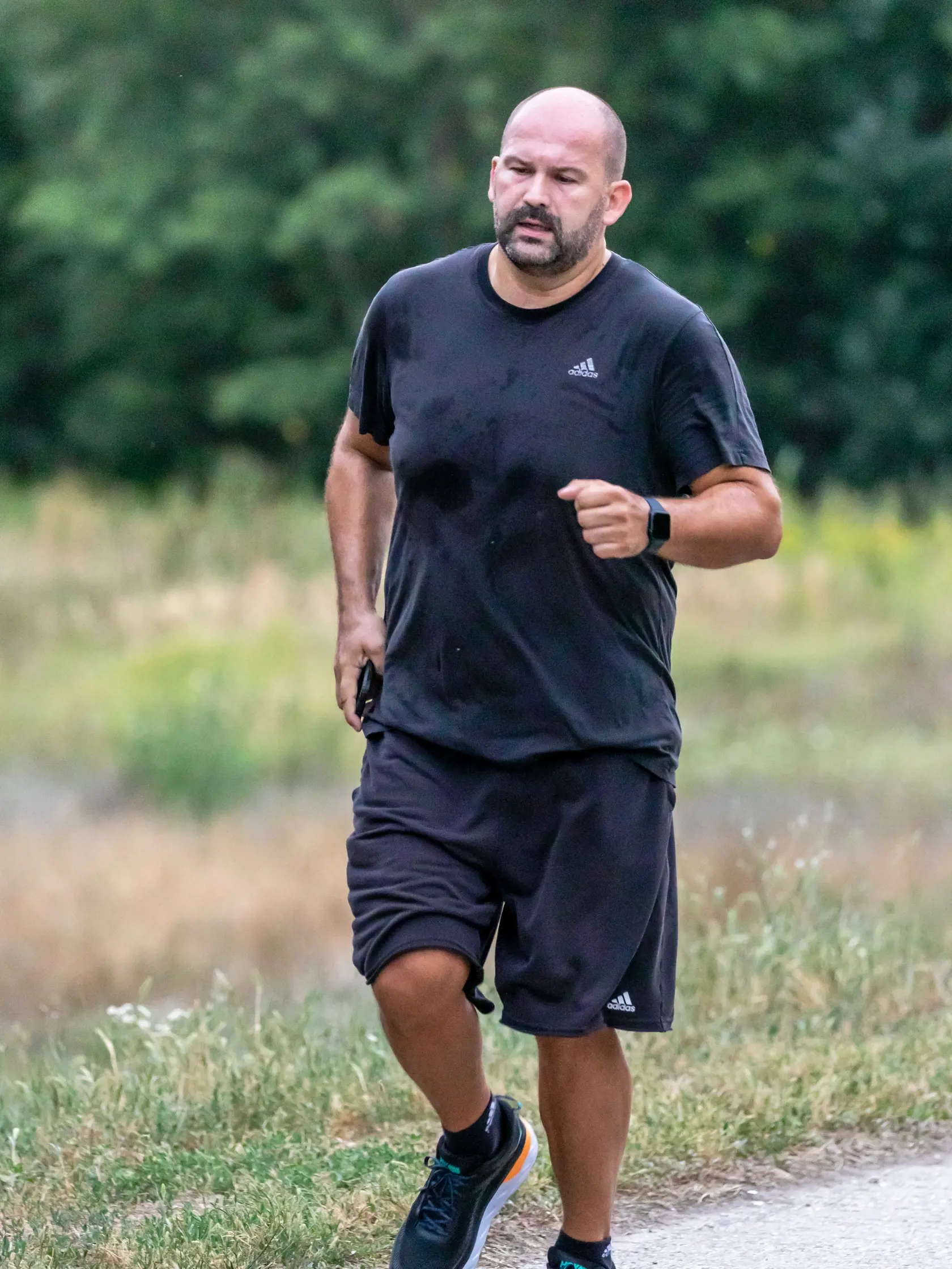 Na snímke je poslanec NRSR Peter Pčolinský ako behá na hrádzi v Petržalke. 
