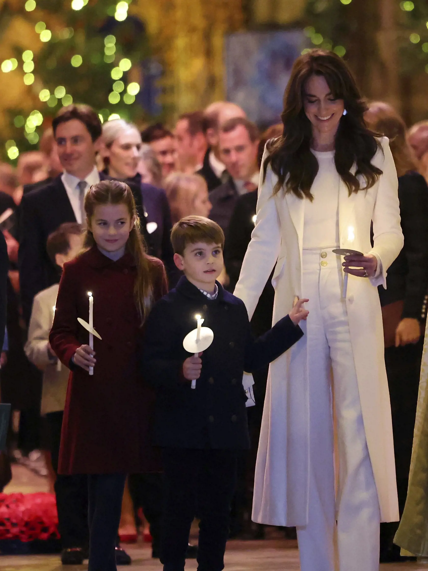 Princezná z Walesu so svojimi mladšími deťmi princeznou Charlotte a princom Louisom. Tu sa ešte Kate usmievala.