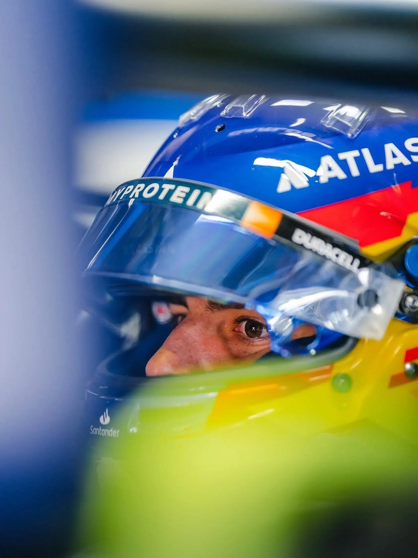 Carlos Sainz dostal pokutu, že nestihol hymnu pred štartom pretekov.