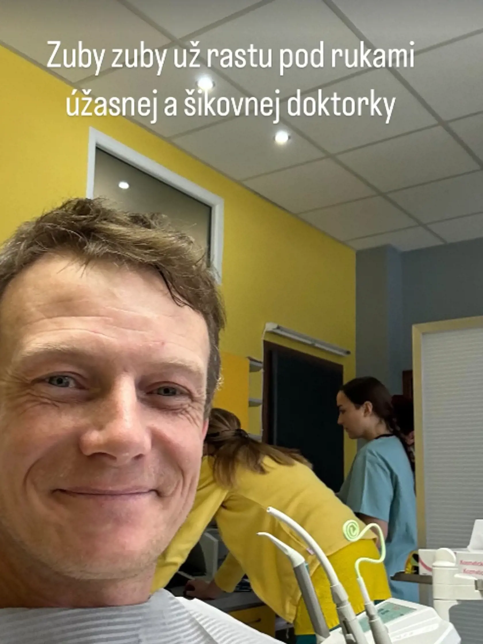 Adam si nechal spraviť nové zuby. Na výsledok si ešte budeme musieť počkať.