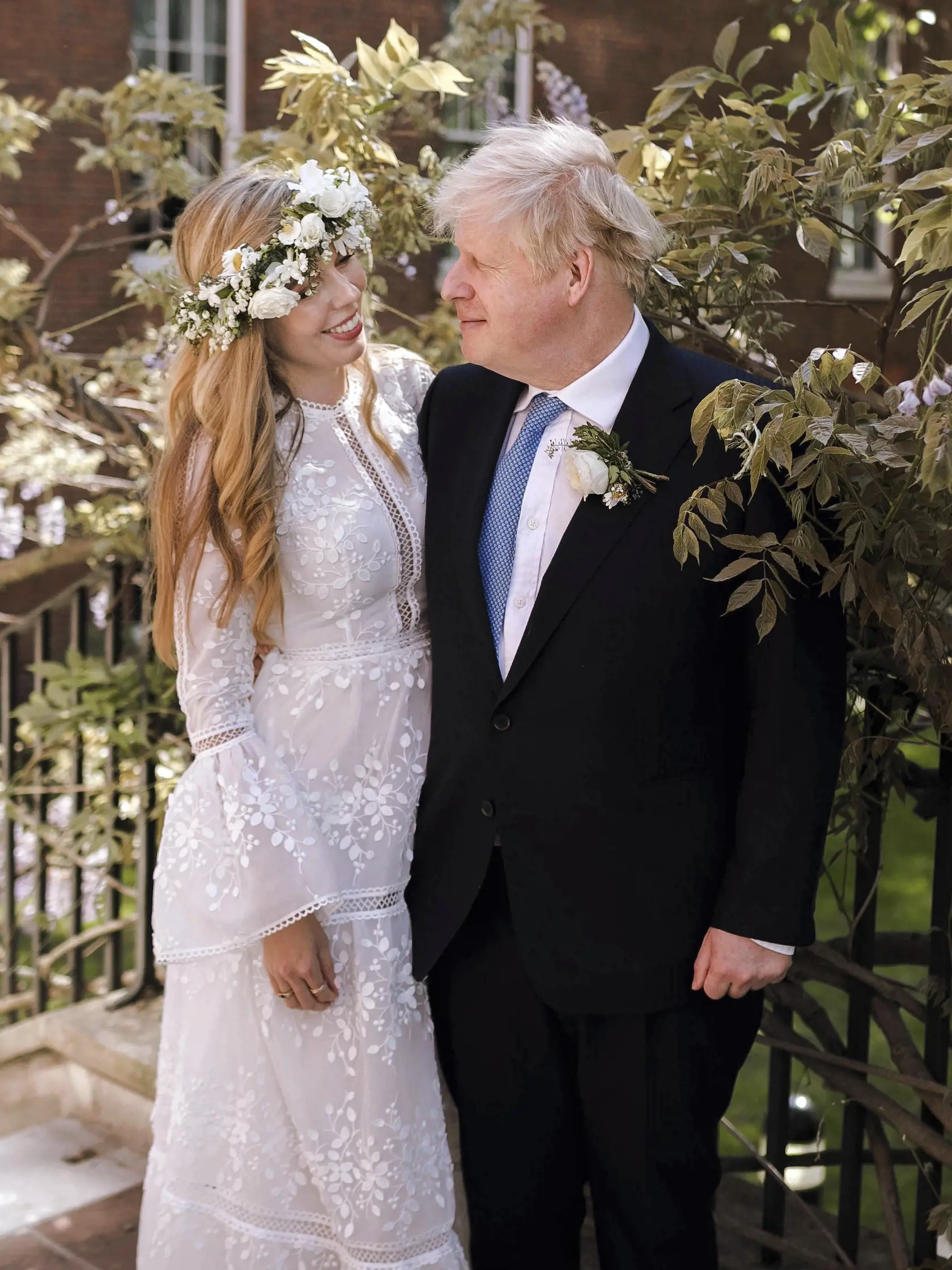 WA 56 Londýn -  Na snímke, ktorú vydal úrad britské premiéra v nedeľu 30. mája 2021, britský premiér Boris Johnson a jeho snúbenica Carrie Symondsová pózujú po svadobnom obrade v záhrade na Downing Street 10 v Londýne. Johnson sa podľa miestnych médií oženil so snúbenicou Carrie Symondsovou. "Tajná svadba" sa konala v sobotu popoludní 29. mája v katolíckej Westminsterskej katedrále v Londýne, napísal bulvárny denník The Sun. Chrám pre polhodinový obrad úplne uzavreli a pozvaných hostí o ňom info