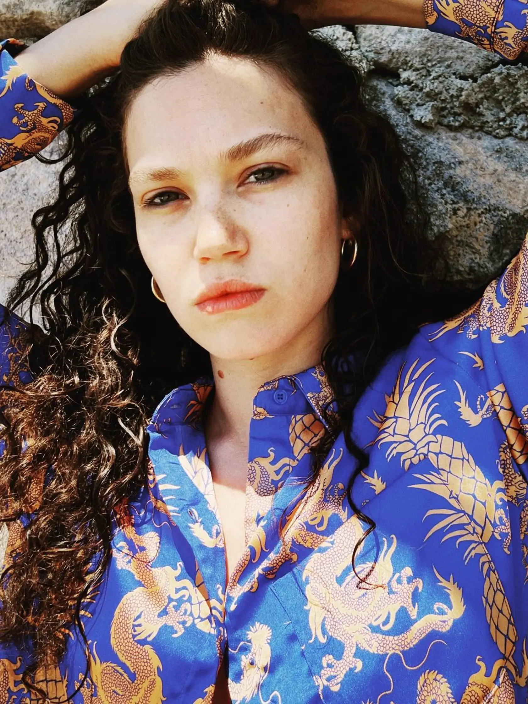 Melisa je krásna žena, no v reálnom živote sa na Sude takmer vôbec nepodobá. No kučeravé vlasy sú pravé.