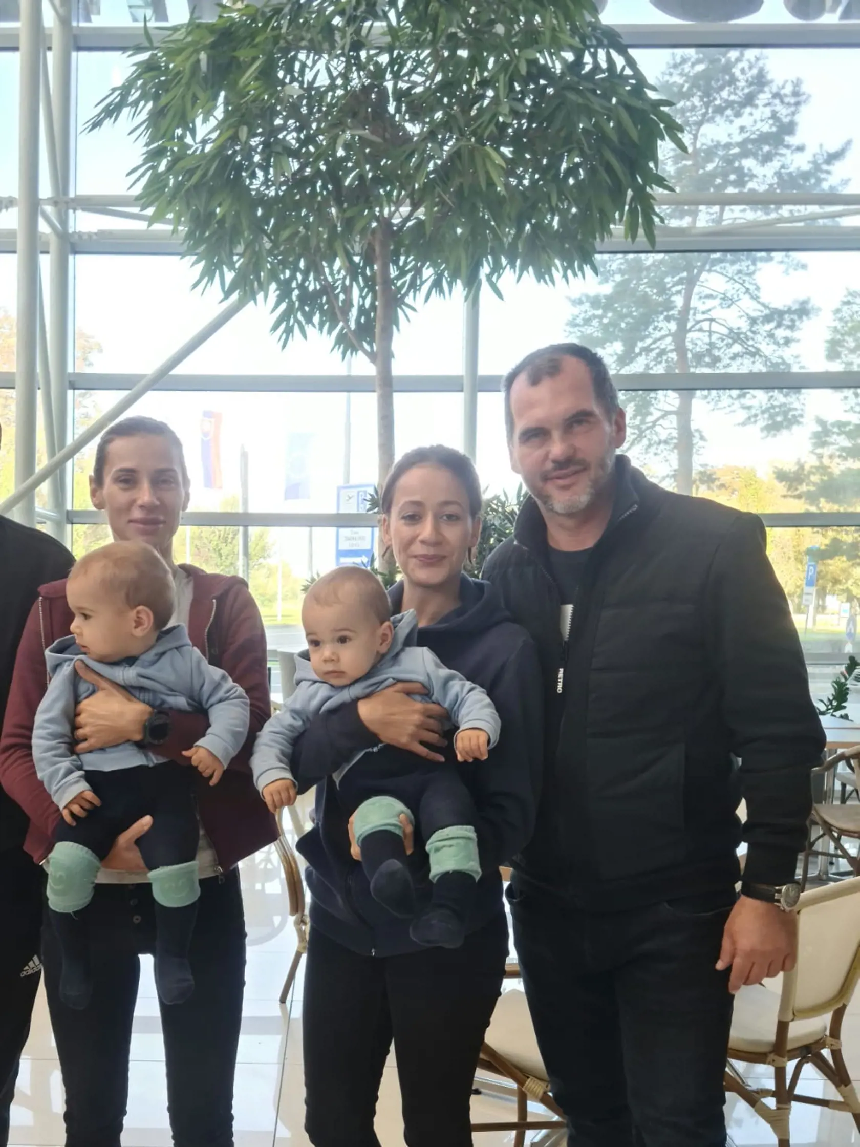 Dvojičky Filip a Jakub si zahrali Sámiho. Vľavo je biologická mama chlapcov, vpravo režisér Braňo Mišík, v strede herečka Angelika Sbouli.
