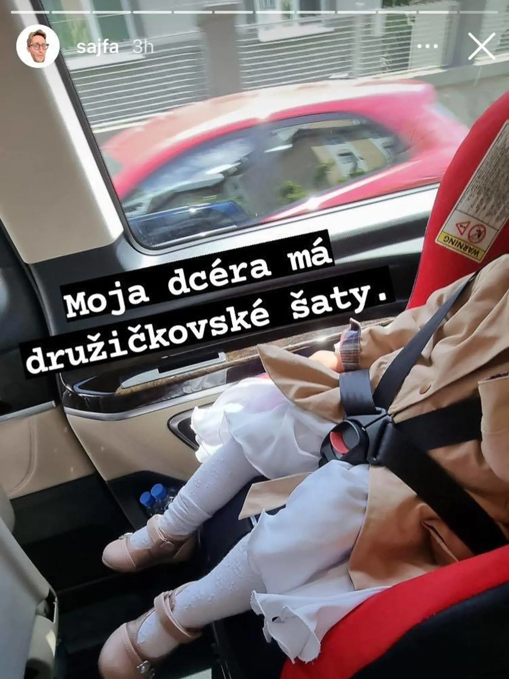 Svadba Veronikinej sestry Patrície. Na snímke Sajfova dcérka Sára.