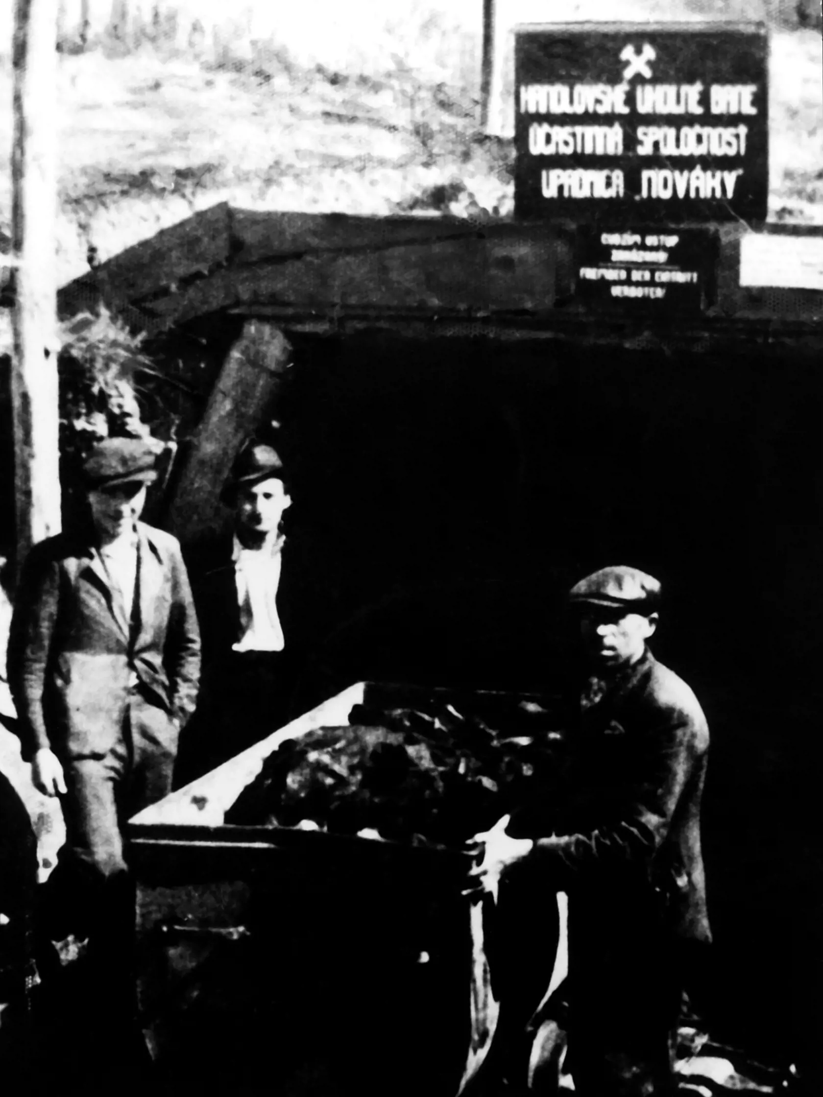 Rok 1960 - Baníci vyťažili prvý vozík uhlia z bane Nováky. Písal sa 14. jún 1960.