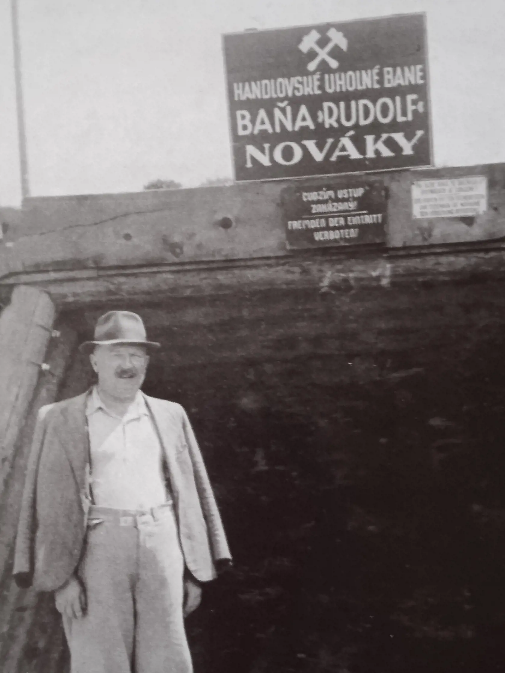 Rok 1940. Na fotografii je prvý riaditeľ baní Rudolf Halyák, po ktorom bola pomenovaná aj prvá Baňa v Novákoch - Rudolf.