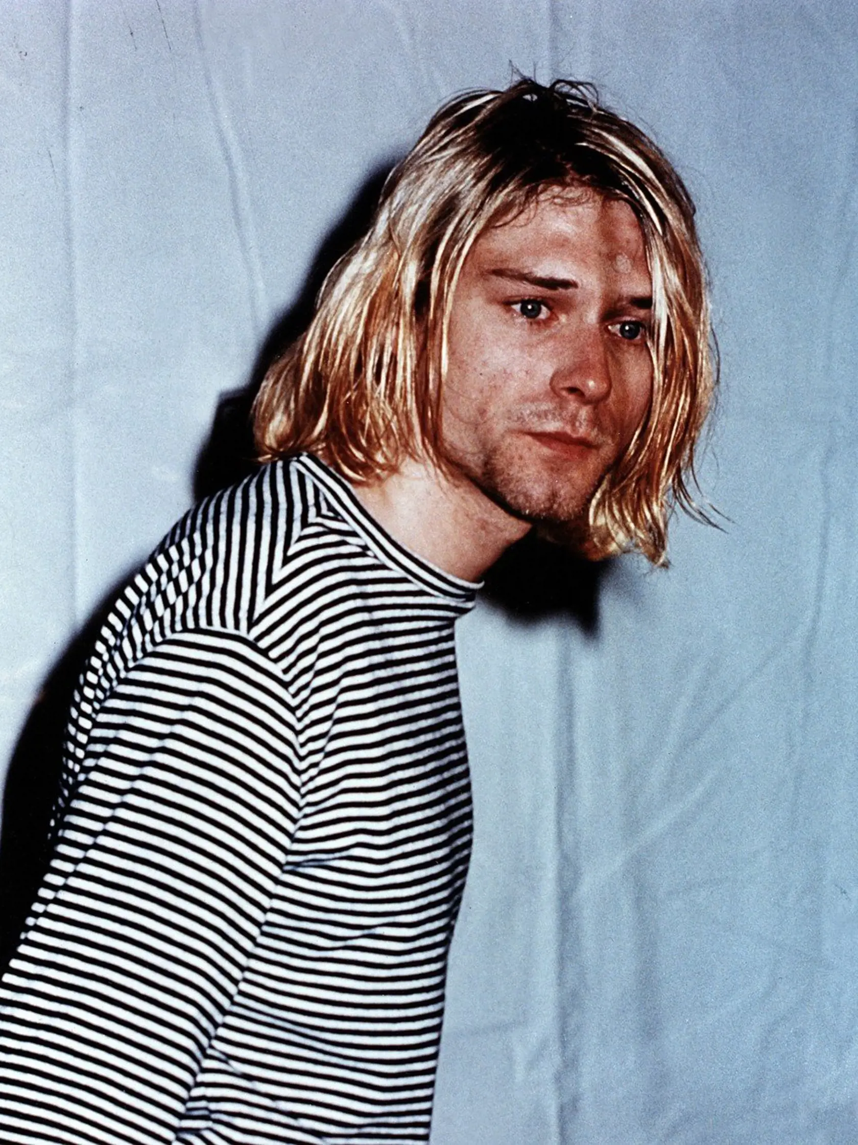 Kurt Cobain (†27) Radšej zhorieť, ako vyhasnúť Spevák kapely Nirvana už dlhšiu dobu bojoval so svojimi démonmi. Písal sa 5. apríl 1994, keď sa tento talentovaný umelec zabarikádoval vo svojom dome. Vyfajčil pár cigariet, dal si dávku heroínu a vložil do úst hlaveň brokovnica. Zanechal list na rozlúčku, v ktorom na konci zacitoval verš z piesne Neila Younga.