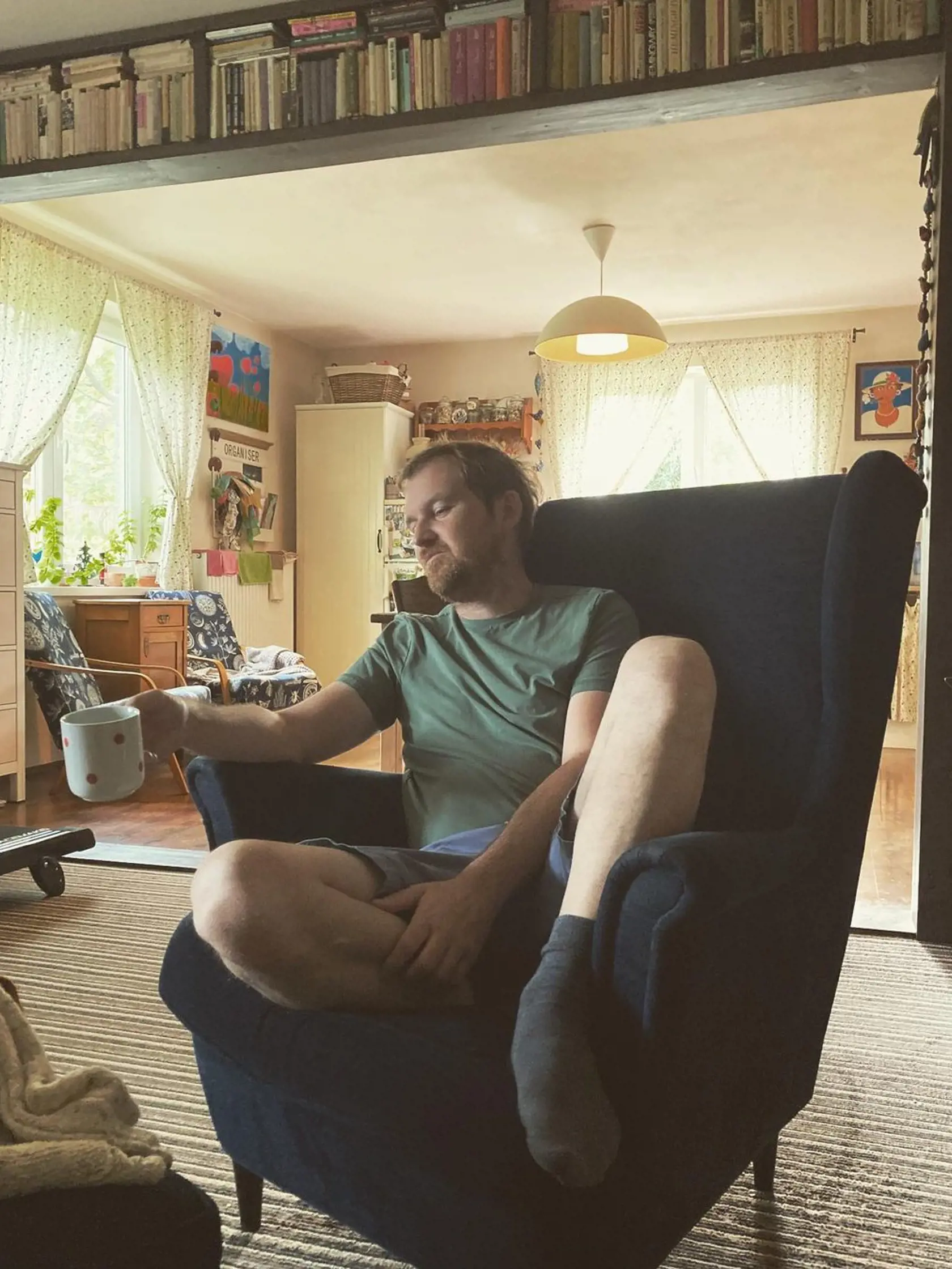 Manžel Katky Koščovej v obývačke, ktorá je prepojená s kuchyňou vzadu.