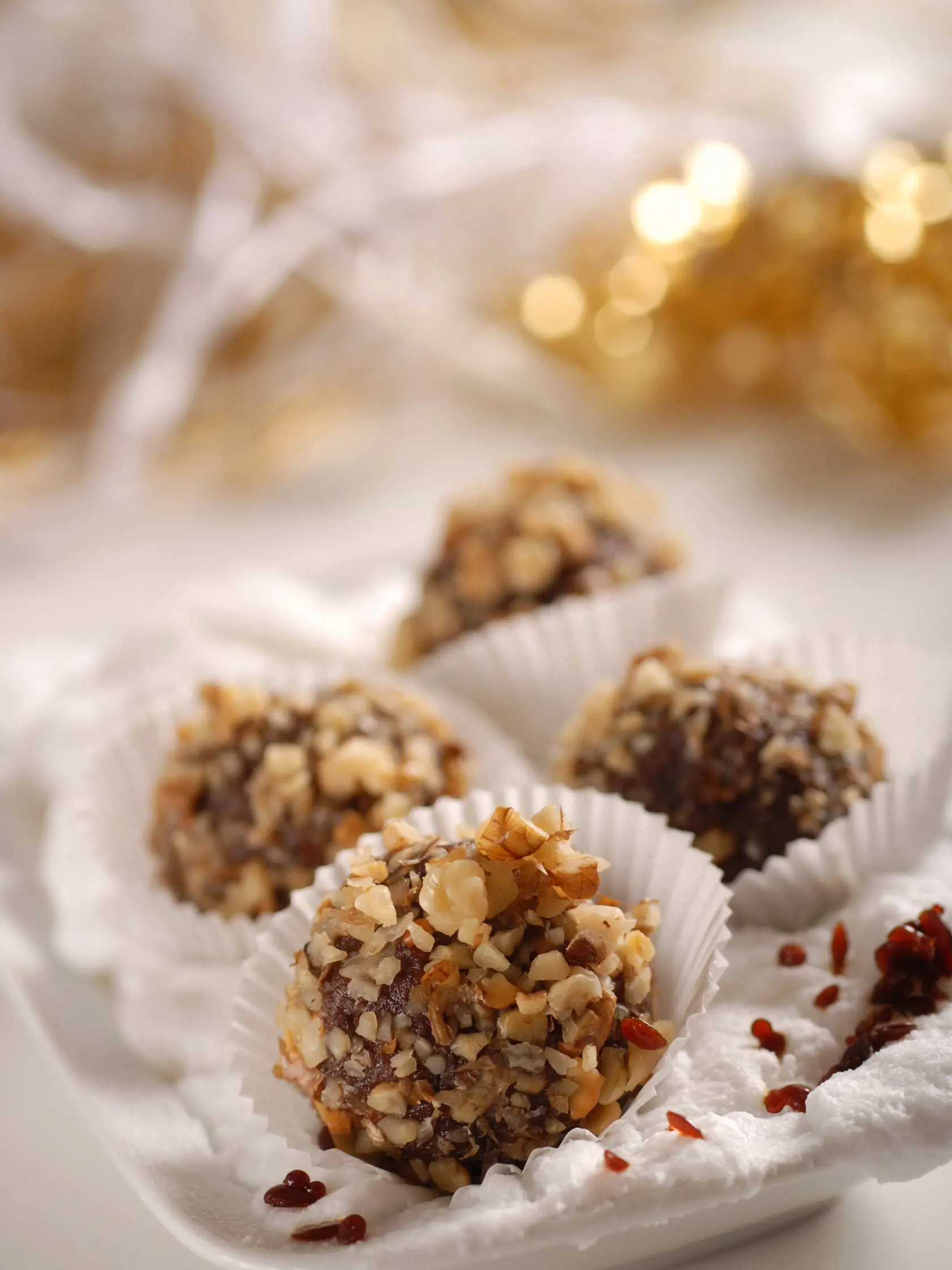 Nepecene orechove gulky

Potrebujeme : 
200 g pomletych vlasskych orechov, 130 g praskoveho cukru, 1 vanilinovy cukor,  1 bielok, par lyzic griotky, 30 g susenych datli, 30 g susenych fig, 15 g hrozienok
Na obalovanie : 50-70 g nadrobno posekanych vlasskych orechov, 2-3 lyzice griotky na potretie guliek

Postup
Susene ovocie s hrozienkami nadrobno pokrajame alebo pomelieme na masovom mlynceku. Pomlete orechy, praskovy cukor, vanilinovy cukor, bielok, griotku  a susene ovocie spolu spracujeme. Ce