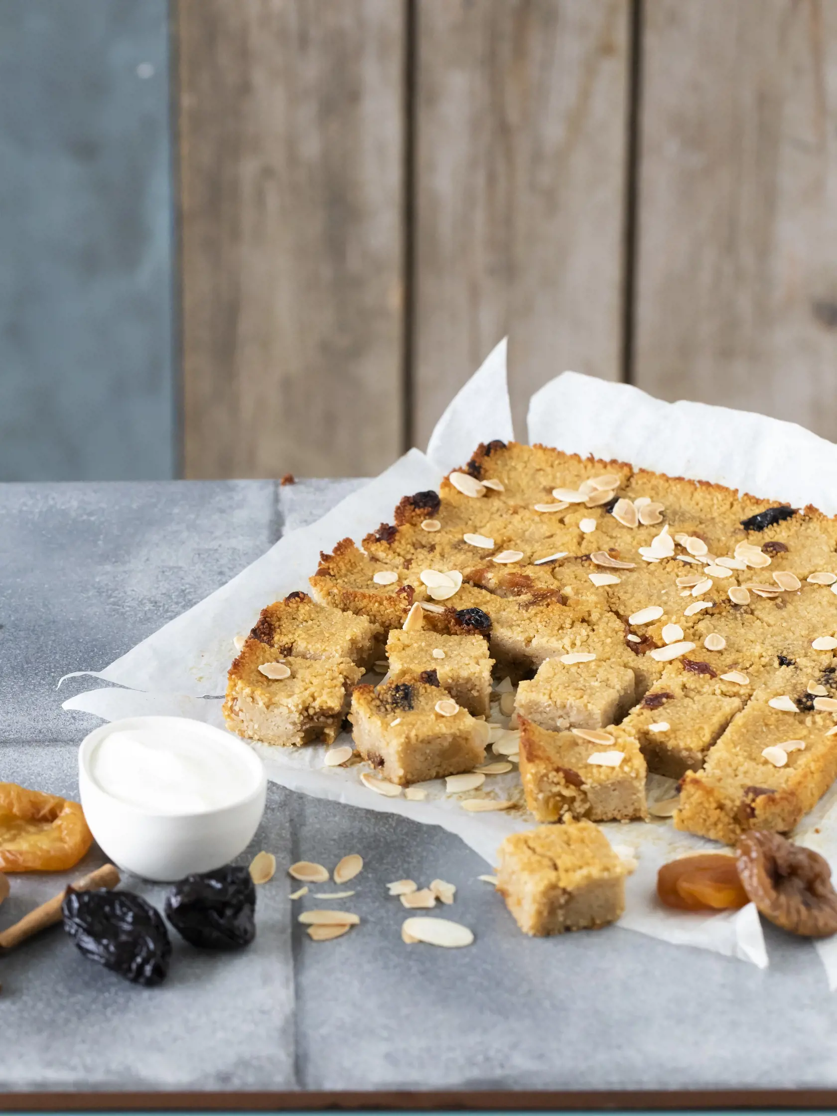 lepkavý kuskusový koláč

recept:
15 PORCIÍ, PRÍPRAVA 20 MINÚT,
PEČENIE 30 MINÚT
• 250g kuskusu
• 250g sušeného ovocia (marhule,
slivky, hrušky, hrozienka, figy)
• pol lyžičky mletej škorice
• 2 lyžice limetovej šťavy
• šťava z polovice pomaranča
• 200g medu (plus na pokvapkanie)
• 2 lyžice opekaných plátkov mandlí
1. Do zapekacej misky nasypte kuskus
a zalejte ho 375ml vriacej vody. Zakryte
kuchynskou fóliou a nechajte 10 minút
nasiaknuť.
2. Sušené ovocie nakrájajte na menšie
kúsky. Dajte do pan
