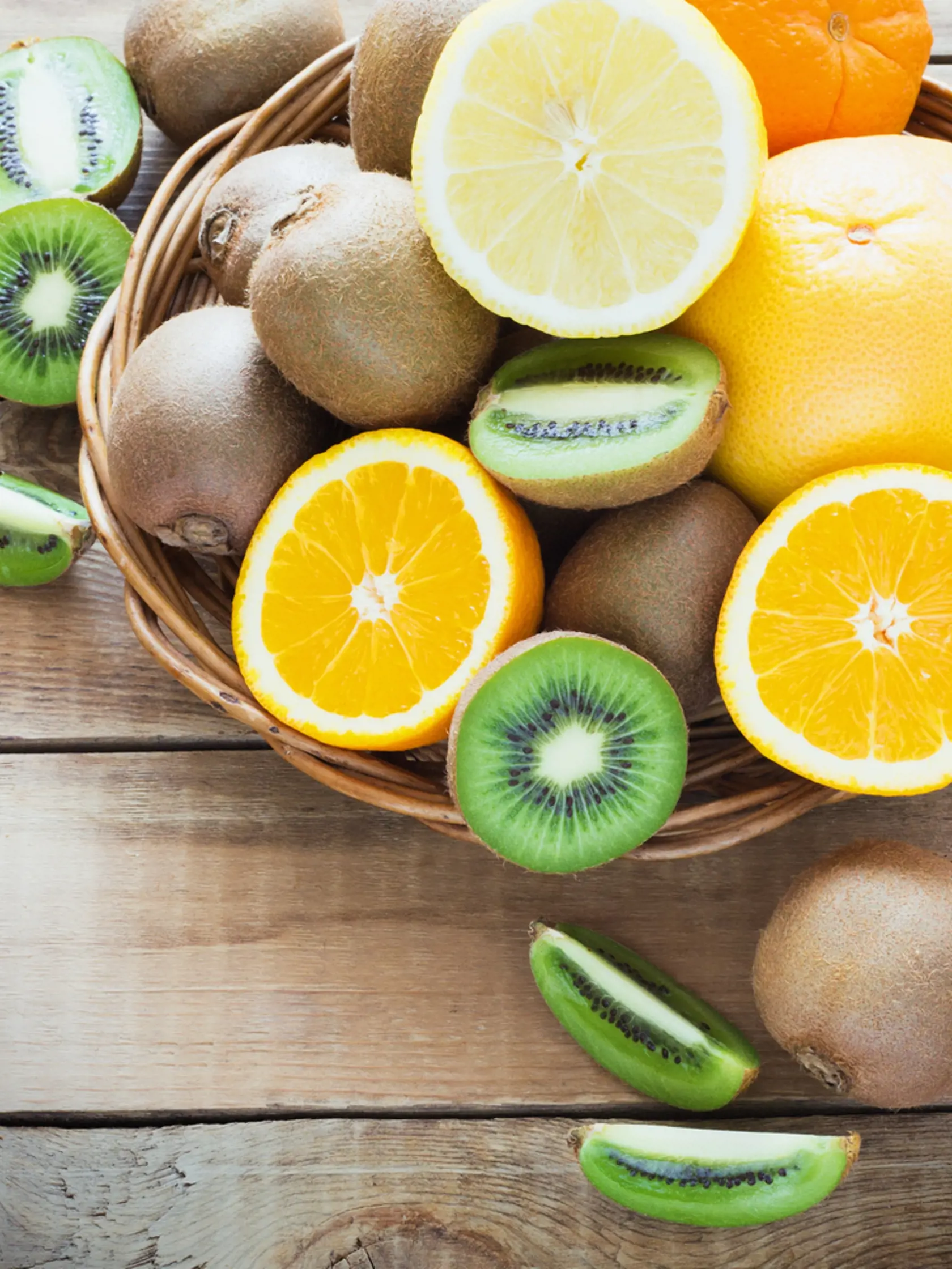 Pomaranče a kivi sú bohaté na vitamíny potrebné pre silnú imunitu.