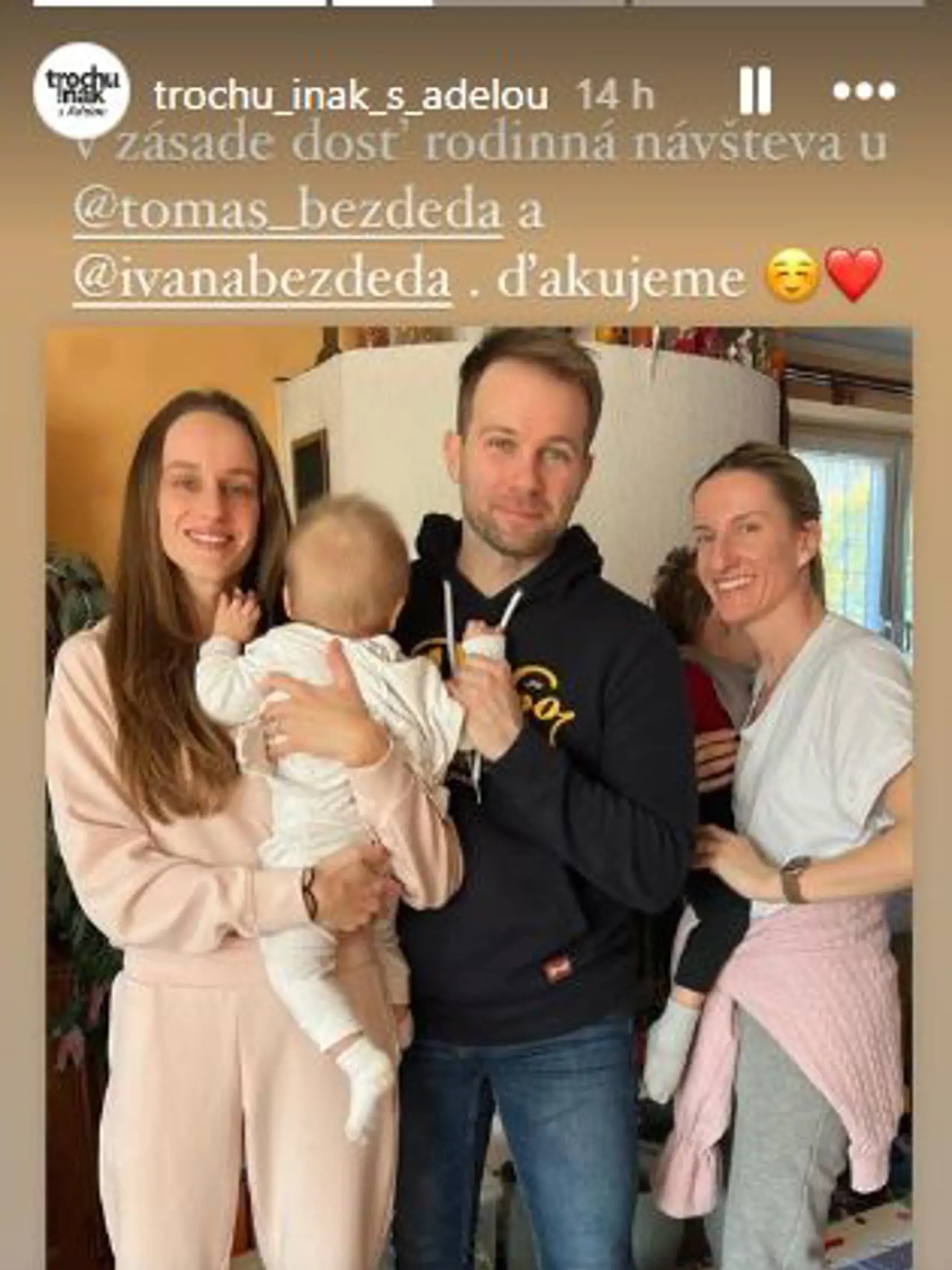 Adela Vinczeová na návšteve u jej ex Tomáša Bezdedu. Spoločne zapózovali aj so svojimi deťmi.
