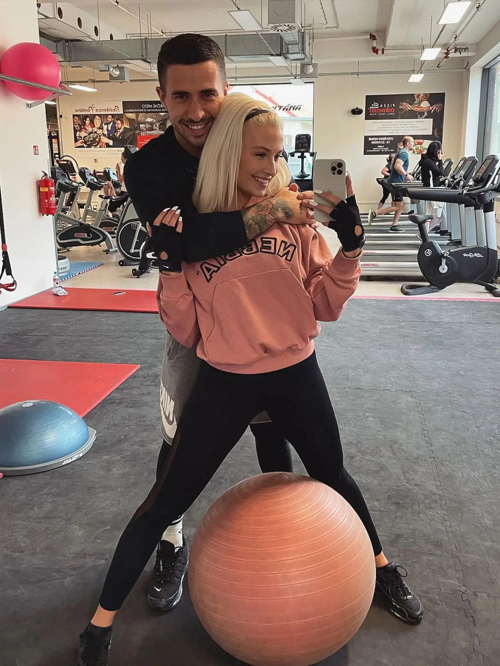 Laura a Martin spolu pravidelne makajú v posilňovni.