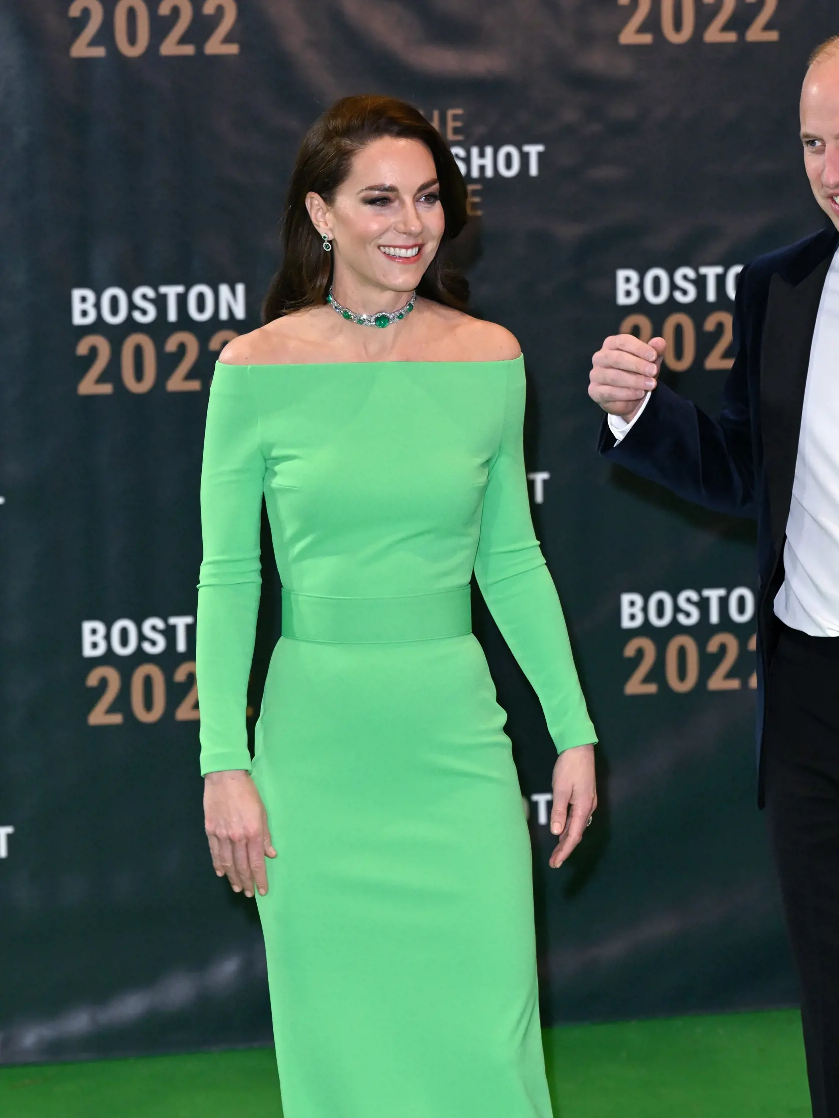 Princezná Kate si na večeru zobrala aj oslnivý art deco choker, o ktorom sa predpokladá, že má hodnotu viac ako 12 miliónov libier, darovala Diane Alžbeta II., ktorá ho zdedila po babičke Queen Mary.