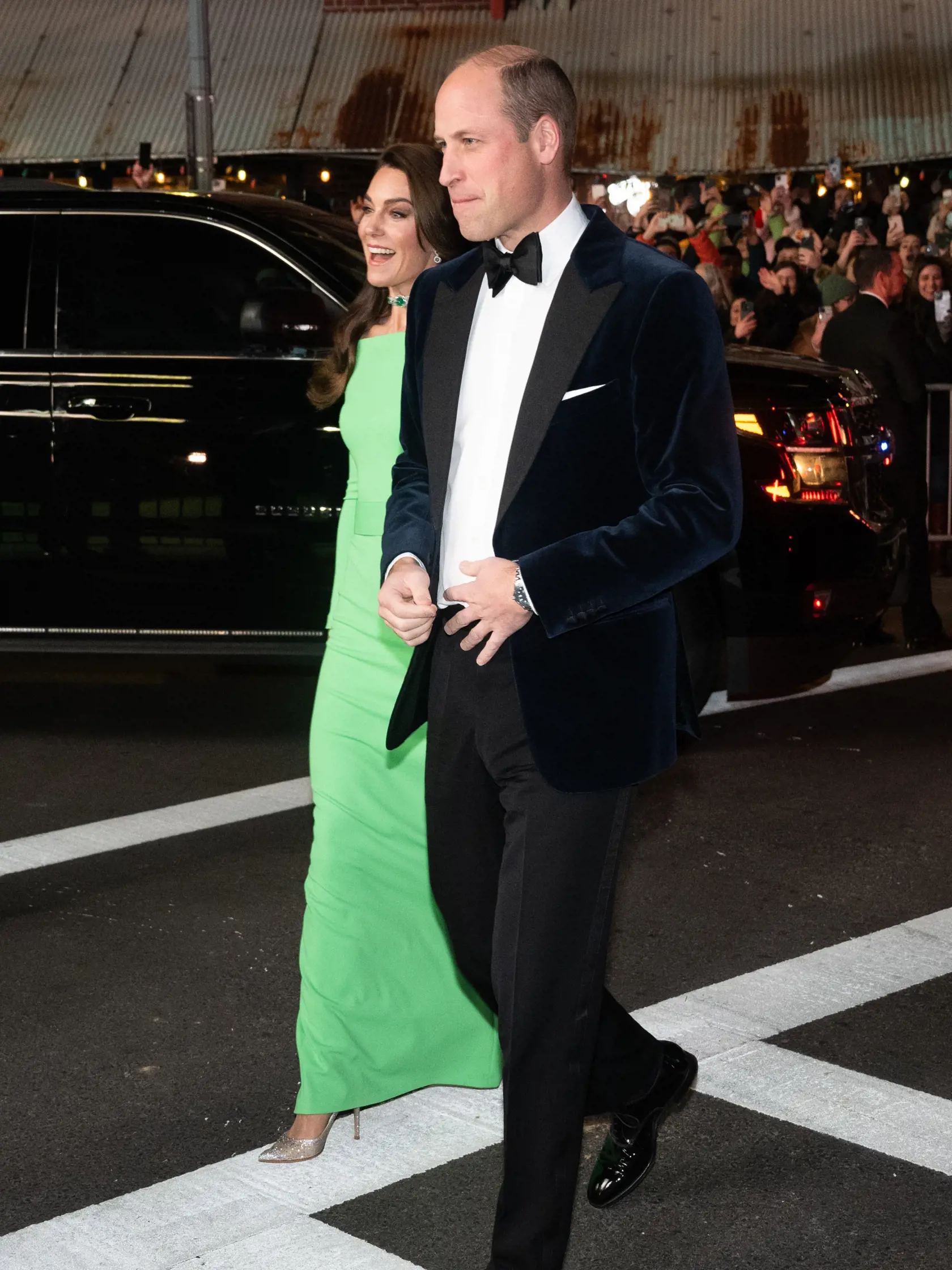 Prejavy lásky a náklonnosti sú pre kráľovský pár veľmi nezvyčajné. Kate a William pri verejných stretnutiach zvyčajne udržiavajú mierny odstup, ktorý je základom ich predpísaného správania.