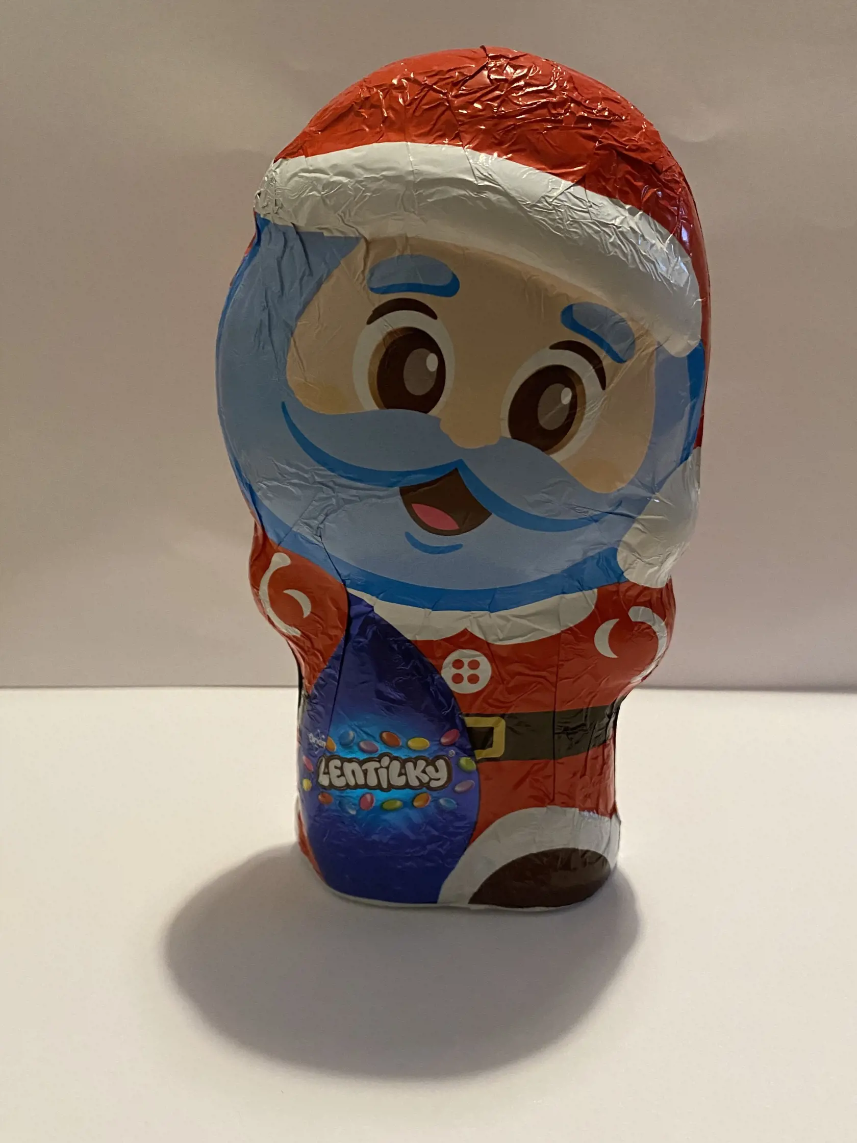 Lentilky Mikuláš: 3,29€
Farebný Mikuláš s lentilkami vyzerá veľmi lákavo, jeho zloženie už o niečo menej. Nie všetky použité éčka sú zlé, napríklad betain je prírodné farbivo, ktoré sa bežne vyskytuje v prírode v niektorých rastlinách, napríklad v červenej repe. Použité karotény sú prírodné, jasne žlté až oranžové farbivá. Snaha o použite prírodných farbív sa počíta.