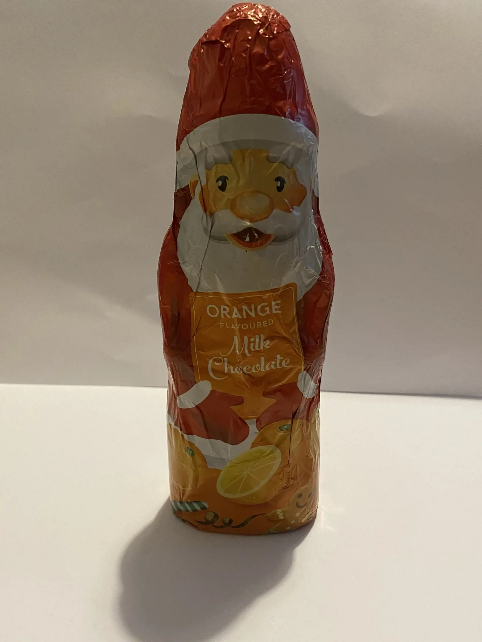 Mliečna čokoláda s pomarančovou príchuťou: 0,99€
V porovnaní s ostatnými hodnotenými figúrkami je v tejto ešte relatívne málo ingrediencii. Obsahuje aj emulgátor E476. Môže mať negatívne vedľajšie účinky. Obsah kakaovej sušiny je 25%. Môže obsahovať lepkové obilniny, takže je nevhodný pre celiatikov.