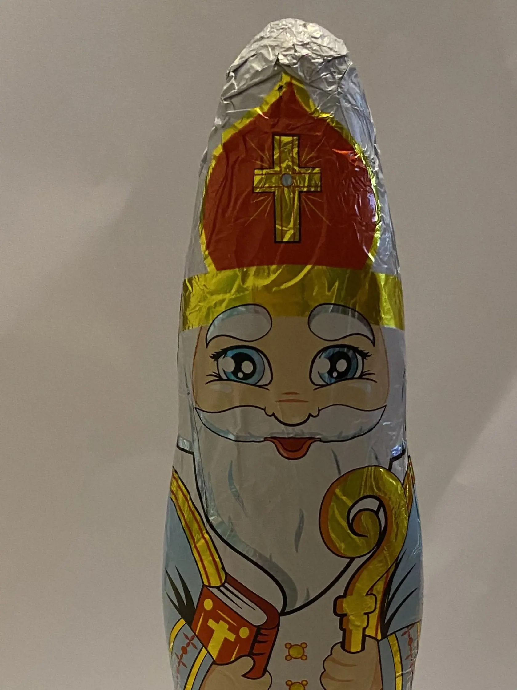 Mikuláš – Dutá figúrka z mliečnej čokolády: 0,99€ VÍŤAZ TESTU
Oproti Kinder surprise Maxi tučniakovi obsahuje viac kakaovej sušiny. Opäť je cukor na prvom mieste. Treba brať do úvahy množstvo skonzumovaného cukru v daný deň. Vyhýbať by sa tejto figúrke mali vegáni, pretože je pravdepodobné, že pri výrobe bol použitý aj živočíšny tuk.