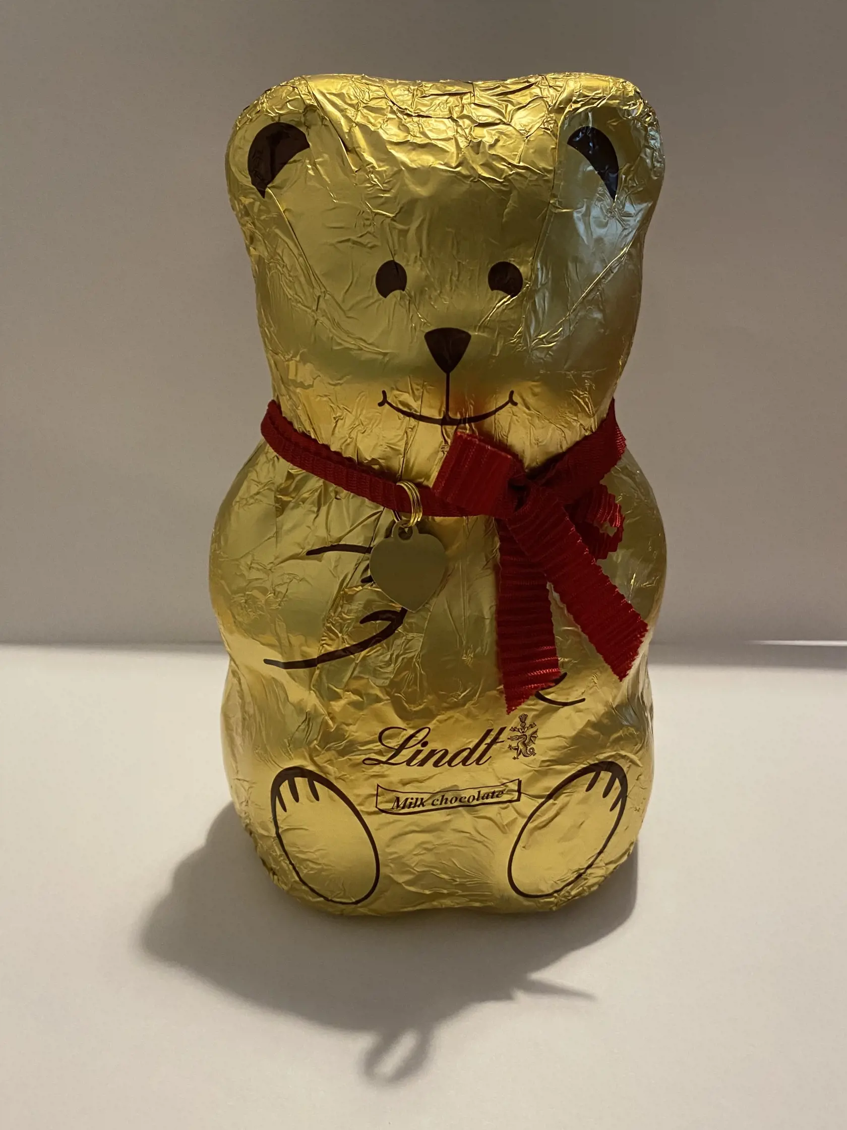 Lindt Macík: 8,79€
Okrem kakaovej hmoty, kakaového masla a sušeného plnotučného mlieka, ktoré by dobrá čokoláda mala obsahovať, v tomto medvedíkovi nájdeme aj vanilín (umelú náhradu vanilky), sušené odstredené mlieko, čo dobrej čokoláde nepridáva na kvalite.