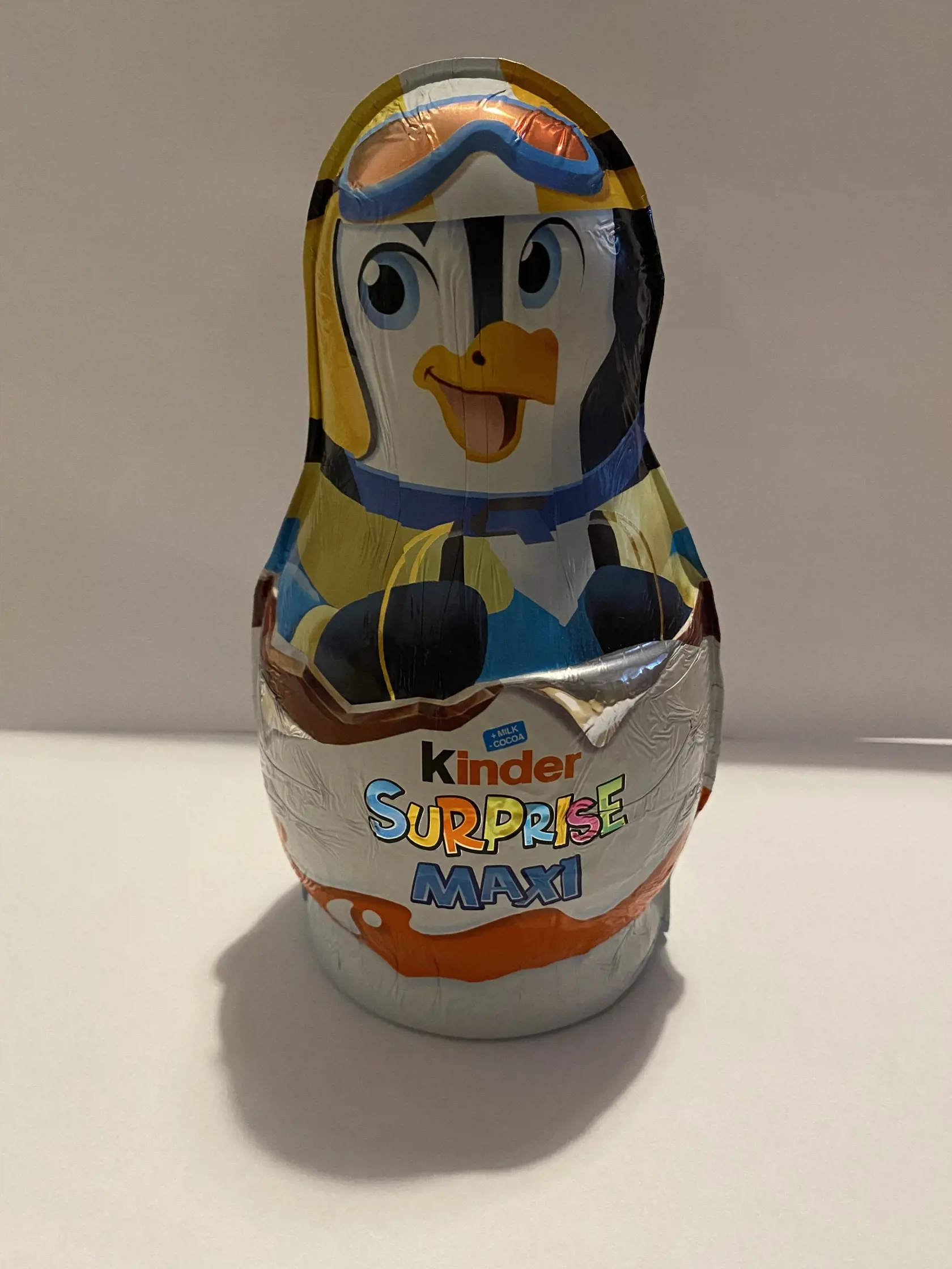Kinder surprise Maxi tučniak: 8,49€
Klasická čokoládová mikulášska figúrka. Cukor, sušené mlieko, obsah kakaových zložiek oproti ostatným figúrkam je nízky, len 14,5 %. Figúrka neobsahuje pravú vanilku, ale vanilín – roztok čistého vanilínu syntetického pôvodu.
