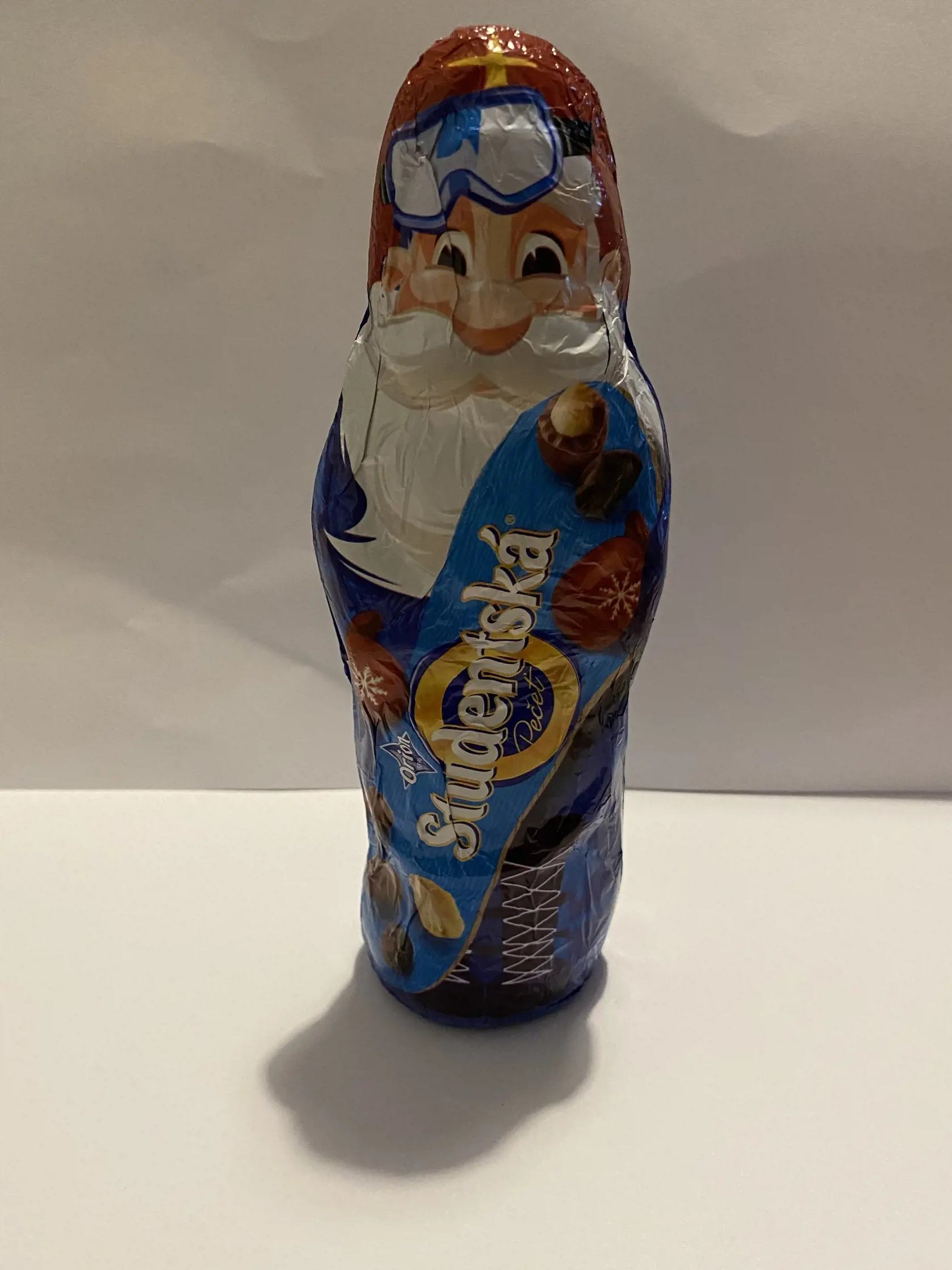 Študentská pečať Mikuláš: 1,99€
Obsahuje viacero „éčok“. Nie všetky sú škodlivé. Nájdeme tu však aj E476 - emulgátor, vyskytujúci sa v čokoládových cukrovinkách. Testy údajne potvrdili, že môže mať negatívne vedľajšie účinky, napríklad vyvolať alergické reakcie.