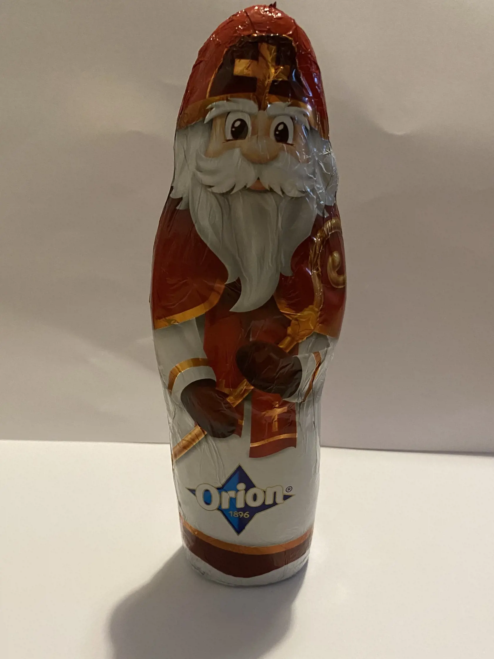 Orion Mikuláš: 2,29€
Veľmi podobne ako ostatné figúrky, okrem kakaového masla, kakaovej hmoty, plnotučného mlieka a cukru, ktoré dobrá mliečna čokoláda má obsahovať, obsahuje aj iné rastlinné tuky – bližšie nešpecifikované a cukor.