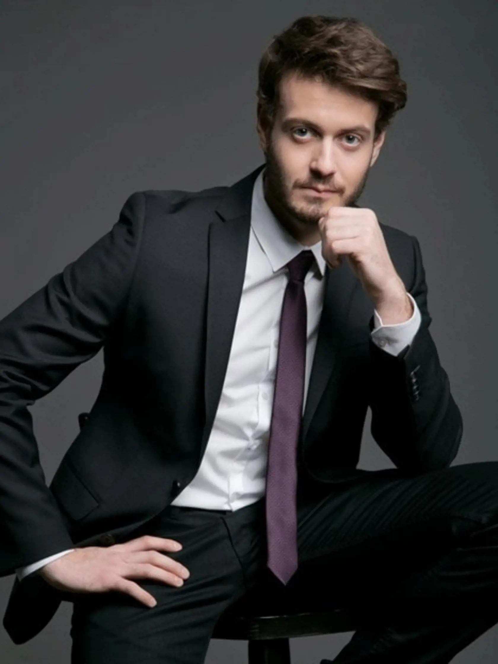Adam Jančina v obleku.