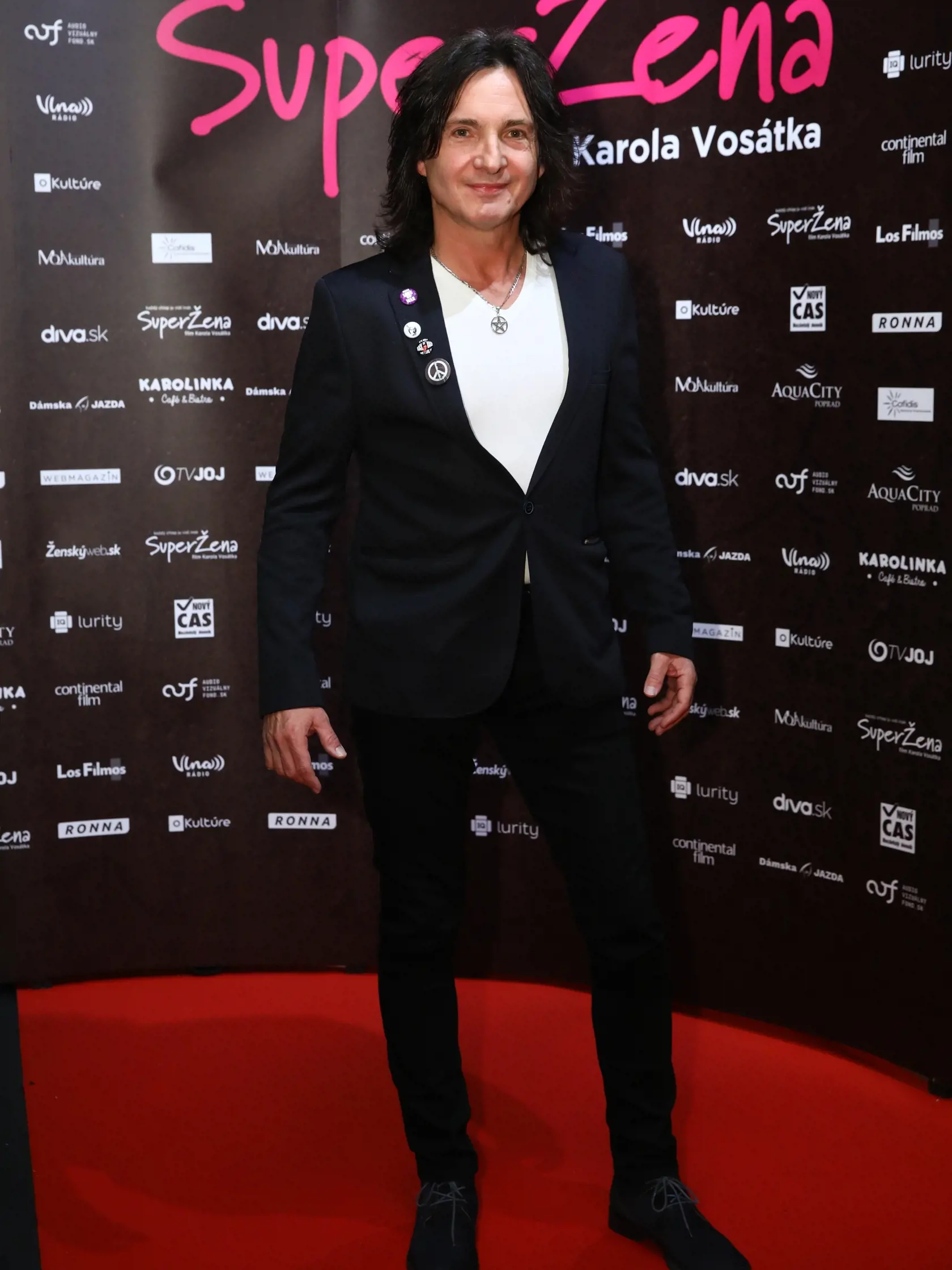 Rocker Maťo Ďurinda vyzerá aj po šesťdesiatke úžasne. Tip-top postavička, mladistvý kukuč a ikonický účes, bez ktorého si Maťa nevieme predstaviť. Len tie vlasy sú trochu podozrivo tmavé… Inak je to, Maťo, vrátane outfitu na výbornú!