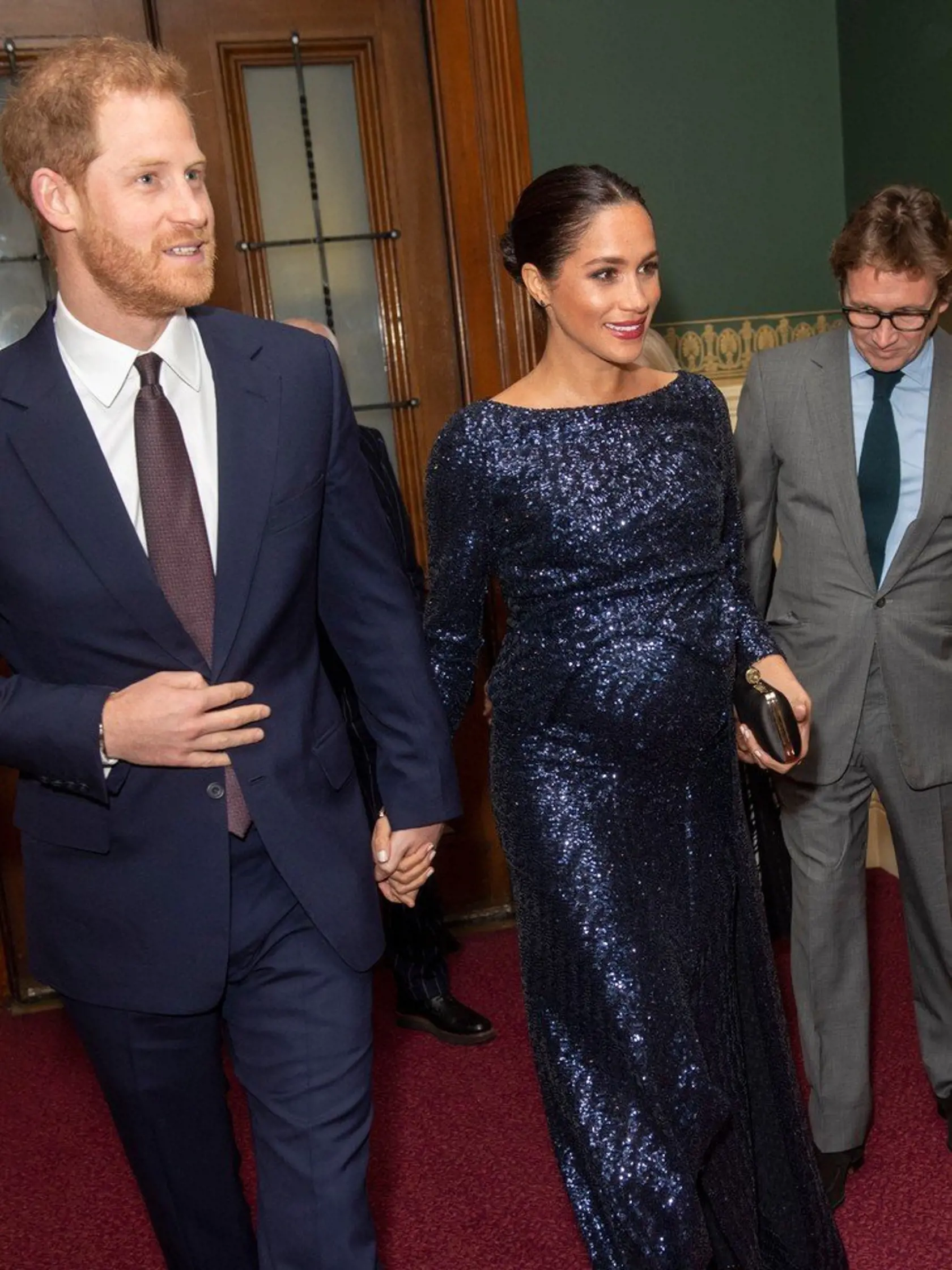 Vojvoda a vojvodkyňa zo Sussexu 16. januára v Royal Albert Hall. Princ Harry drží Meghan pevne za ruku.