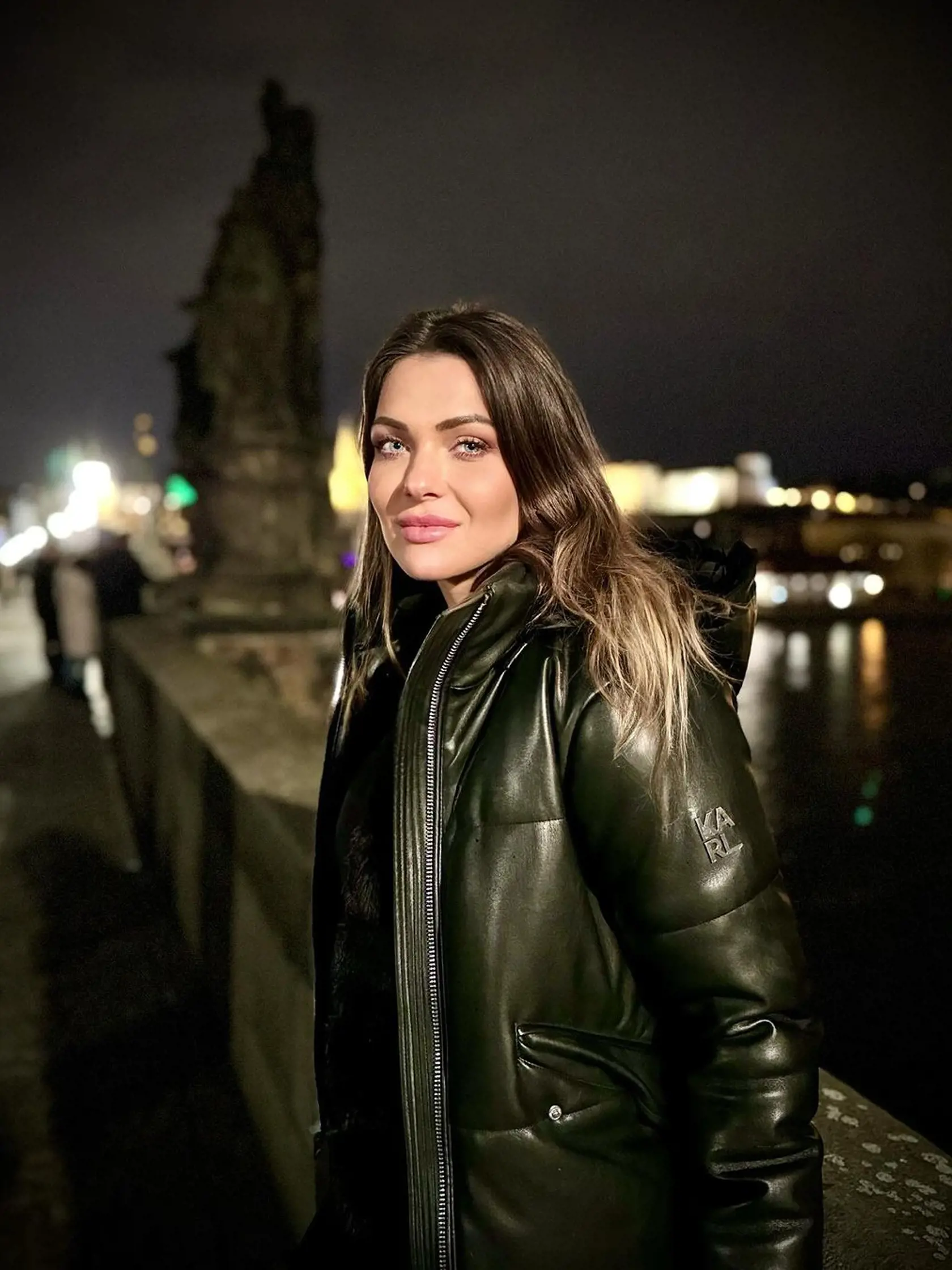 "Vieš, že je to láska, keď chceš len to, aby bol človek šťastný, aj keď nie si súčasťou jeho šťastia," napísala Schindlerová k tejto fotke.