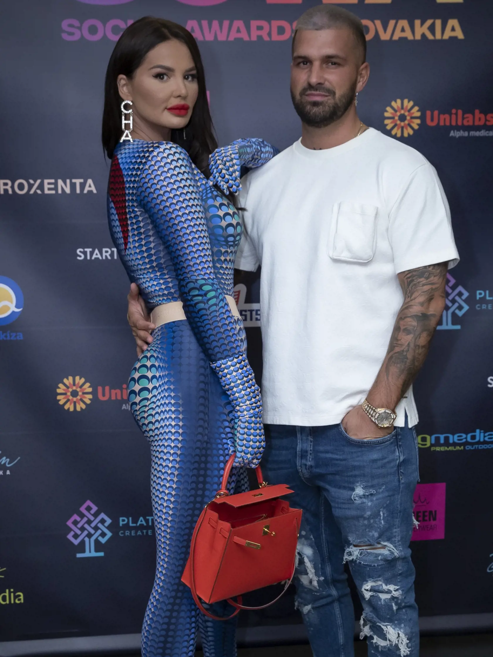 Zuzana Plačková sa ukázala naživo prvýkrát po plastike tváre. Doteraz ju fanúšikovia videli iba na Instagrame. Na sebe mala overal, ktorý promuje Khloé Kardashian a je z kolekcie Channels 'Avatar. Na fotke s manželom Reném.