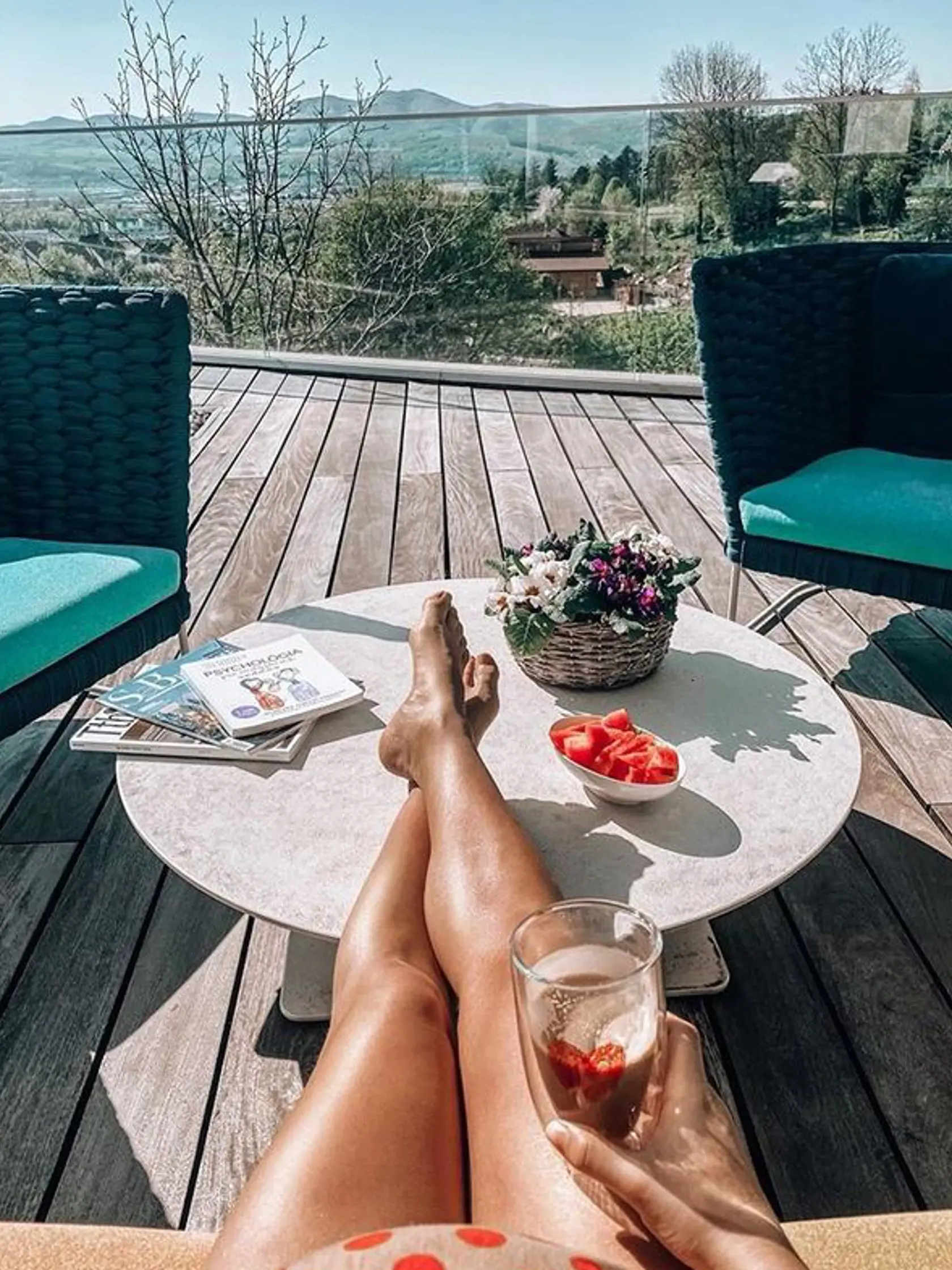Ivana Gáborík si terasu veľkého domu skutočne užíva. Poskytuje jej dostatok miesta na relax, prácu i cvičenie, samozrejmosťou je krásny výhľad na mesto Trenčín.