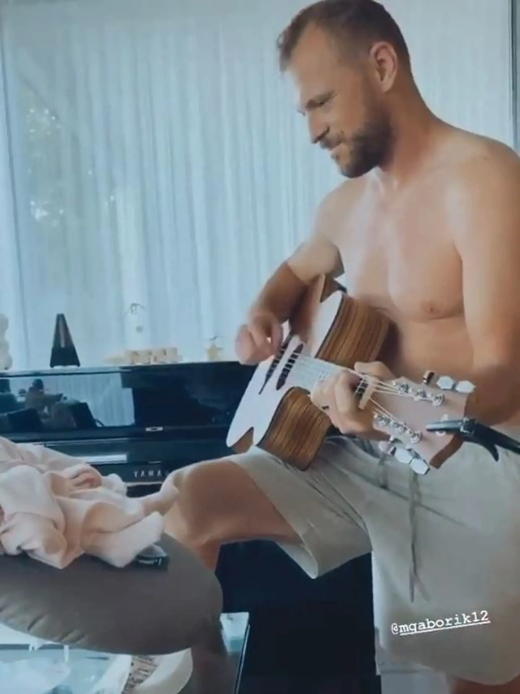 Fanúšikovia sa na instagrame mohli rozcítiť aj pri minikoncerte tatka Mariána pre Bellu, keď predviedol, že mu to nejde len s hokejkou, ale aj s gitarou.
