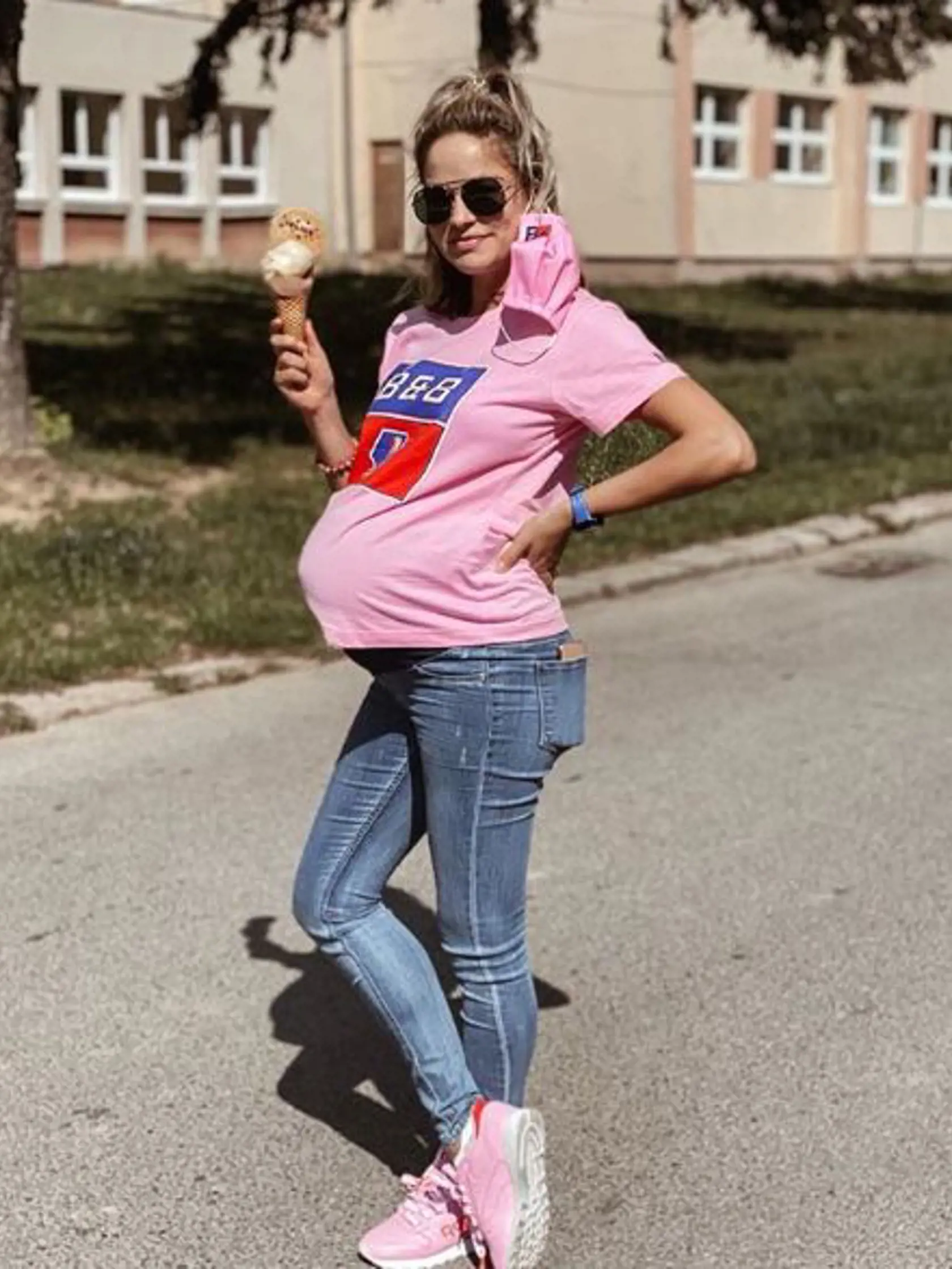 Blondínka si často dopriala zmrzlinu.