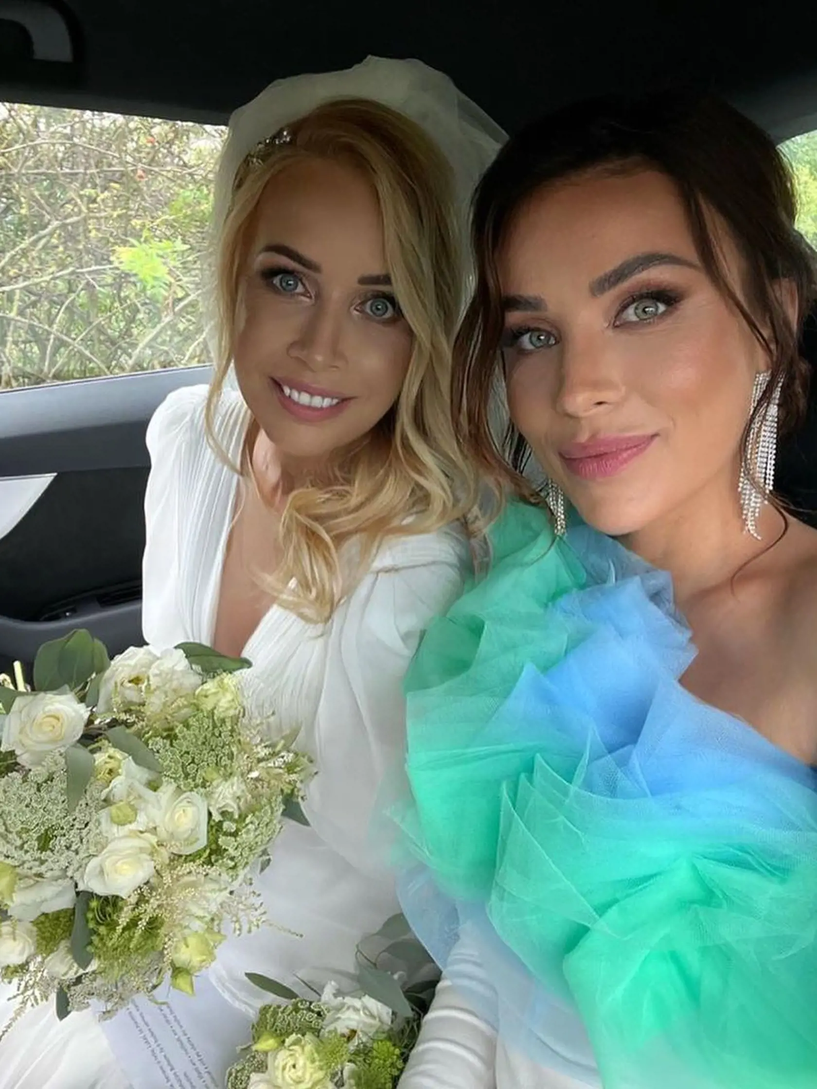 Mária a Martina sú si veľmi blízke. Zrejme aj preto bola nevesta v pohode s tým, že jej sestra má na svadbe snehobiele šaty ako ona.