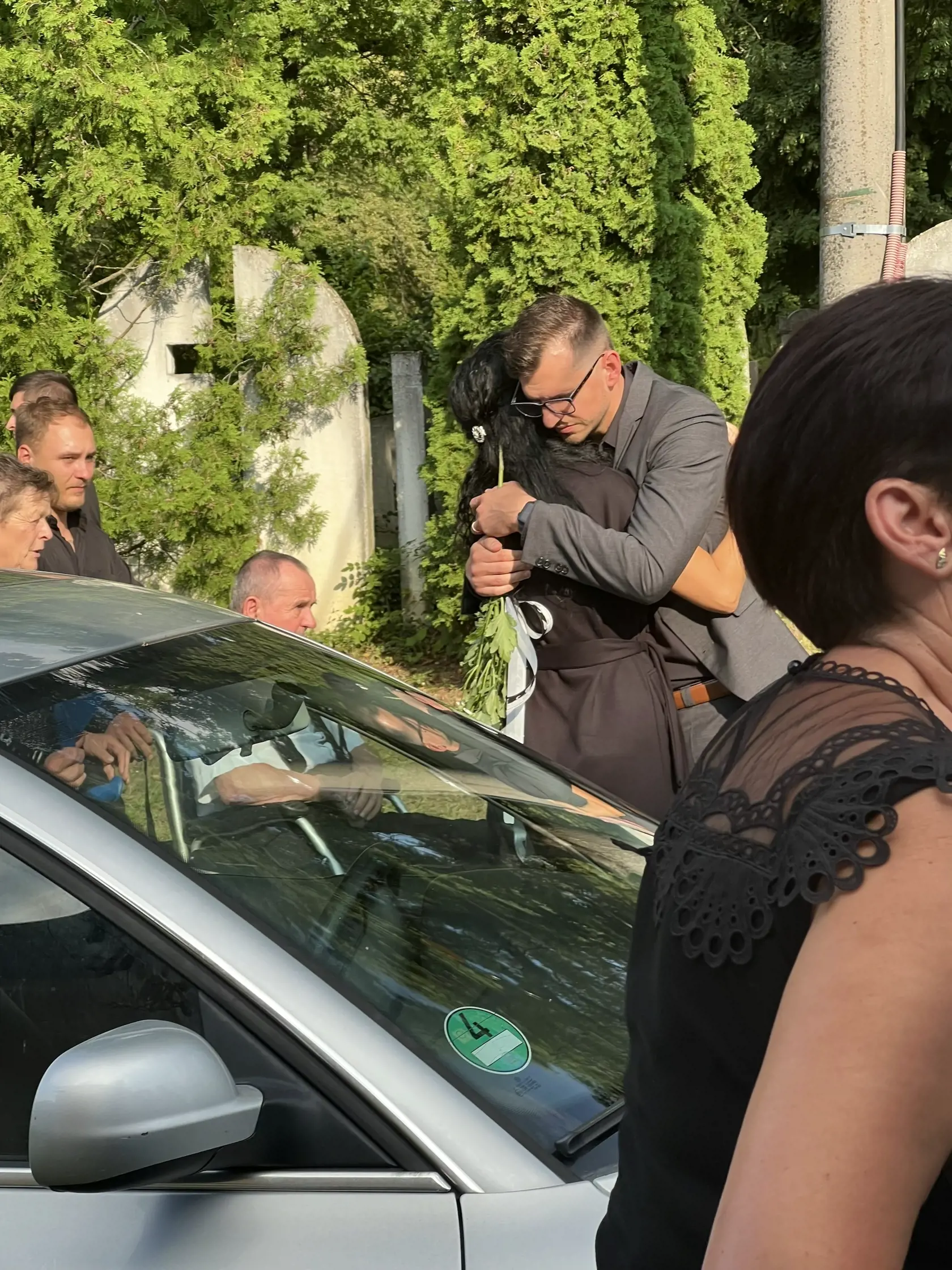 Mama Damiana si držala kamennú tvár.