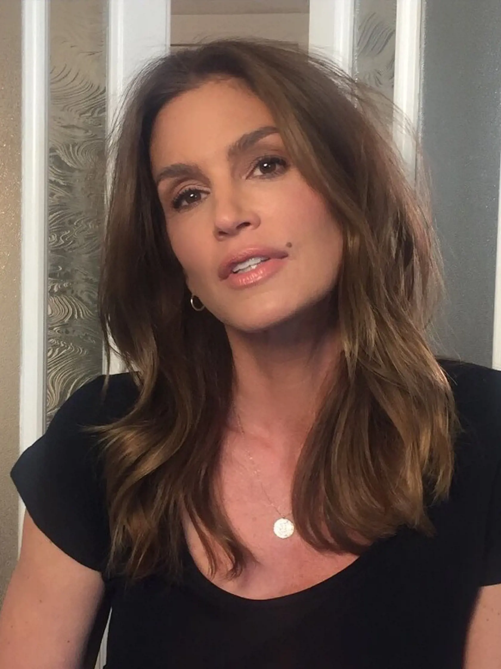 Cindy Crawford: Modelka všetkých modeliek je aj vo veku 53 rokov poriadna kosť. Už v jej začiatkoch bolo jasné, že urobí dieru do sveta, a to aj s nápadným znamienkom nad kútikom úst. Je tam doteraz a bez neho by už Cindy nebola Cindy.