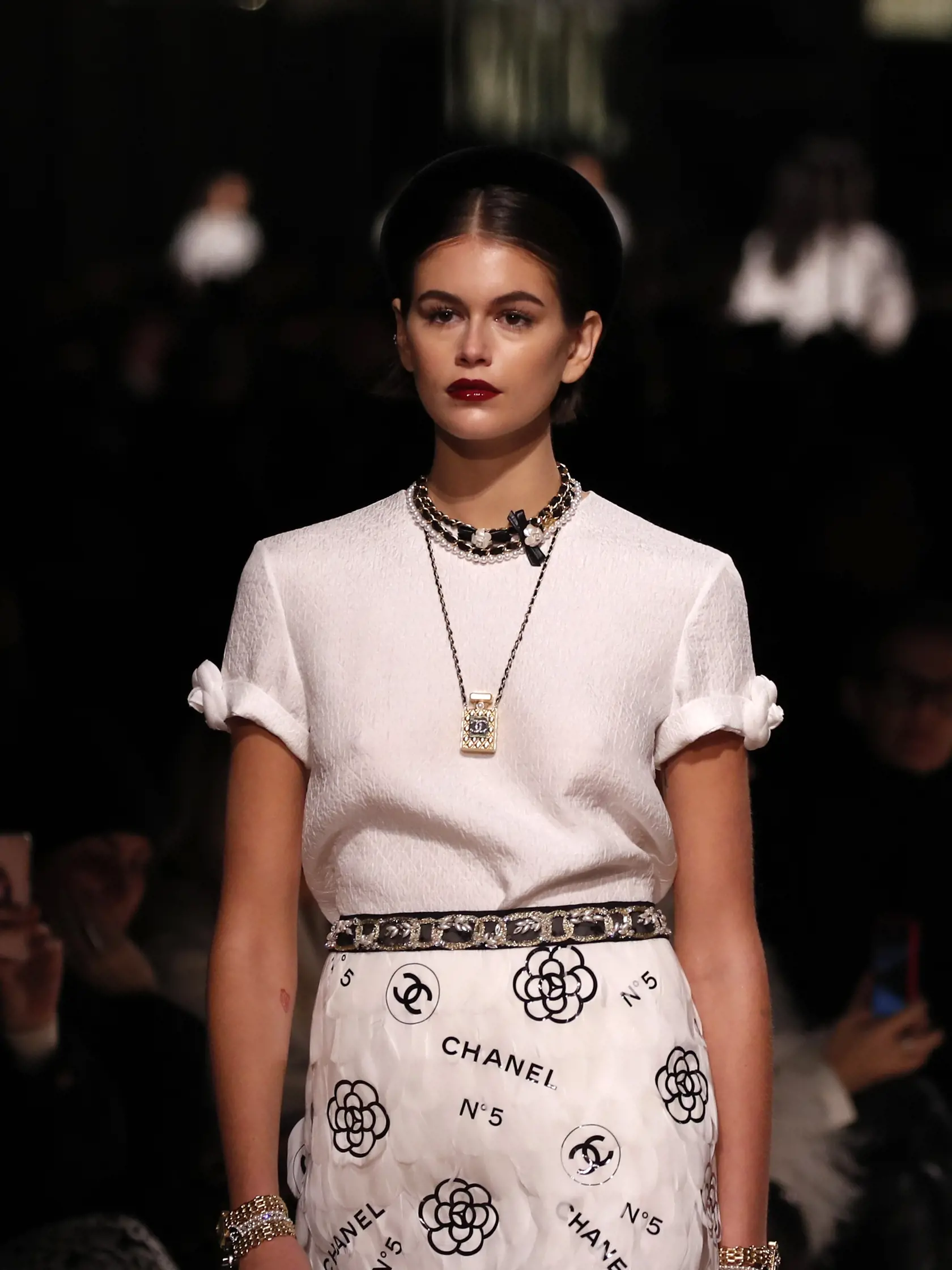SY 36 Paríž - Modelka Kaia Gerber predvádza kreáciu z kolekcie Metiers d'Art značky Chanel počas prehliadky v Grand Palais v Paríži 4. decembra 2019. FOTO TASR/AP
A model wears a creation for Chanel's Metiers d'Art collection presented at the Grand Palais in Paris, Wednesday, Dec.4, 2019. (AP Photo/Francois Mori)