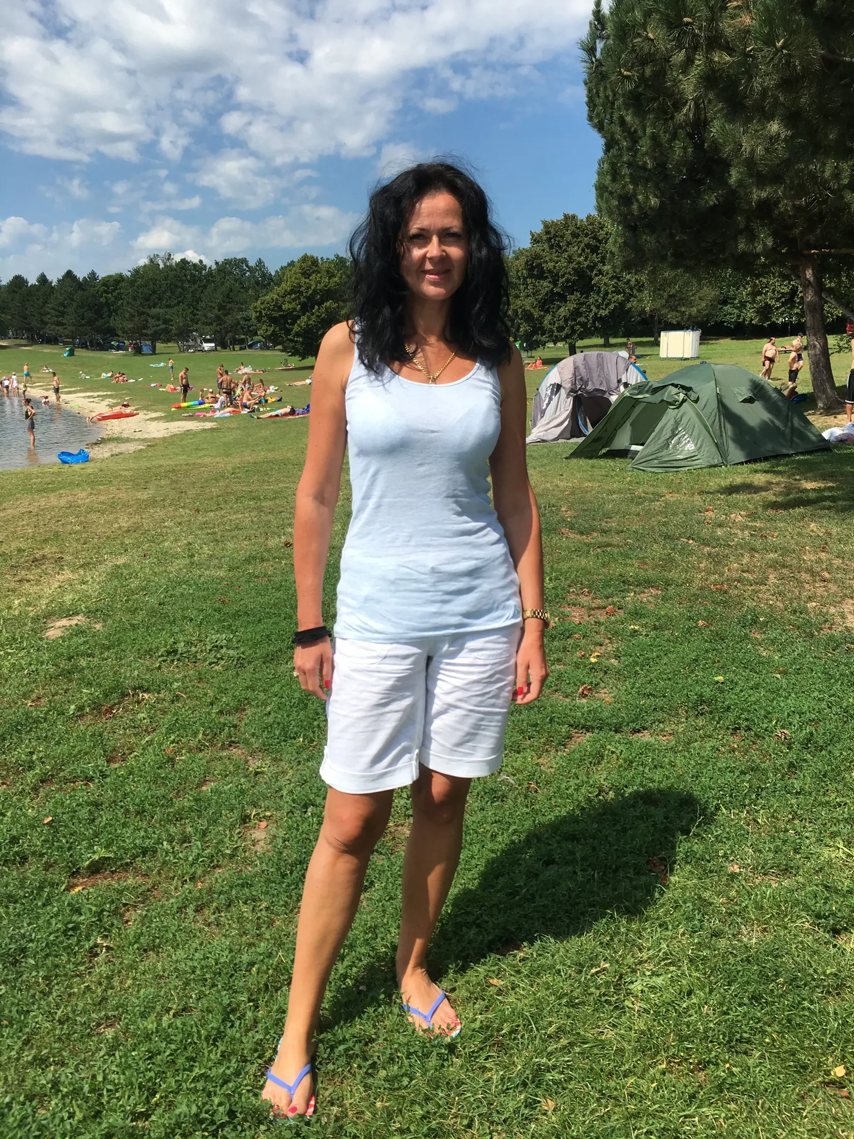 Elena (46), Myjava: "Som zdravá a moja rodina tiež, tak verím, že to tak aj ostane. Myslím, že mnohí z pacientov mali aj nejaké pridružené ochorenia a preto sa skôr nakazili. Iste, chránime sa aj my rúškom, ale iba tam kde je to nutné."