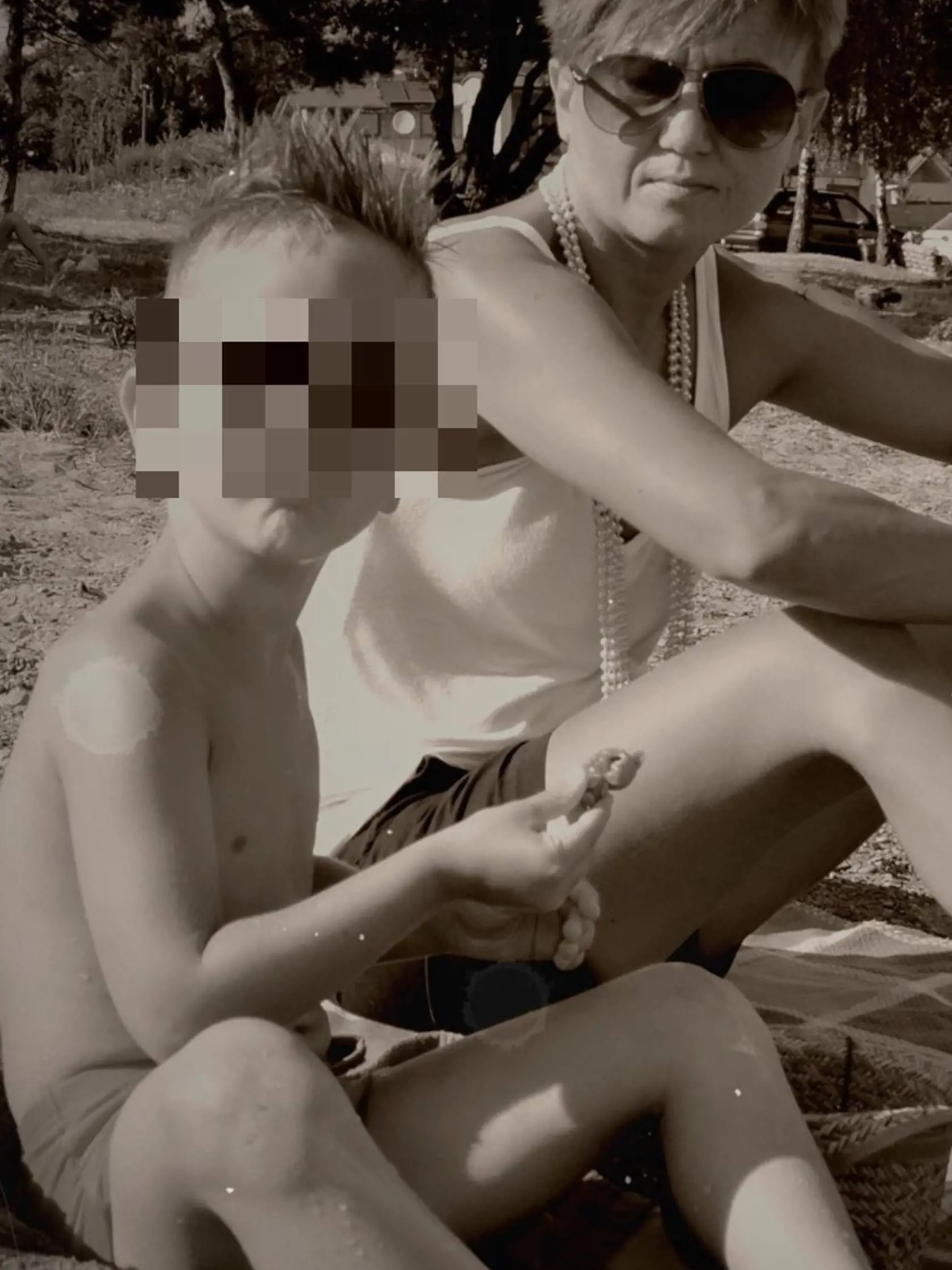 Zuzana so synom. Podľa psychiatra Svetozára Drobu má Zuzana histriónsku poruchu osobnosti spočívajúcu v prehnanom emocionálnom prežívaní a vnímaní reality.
