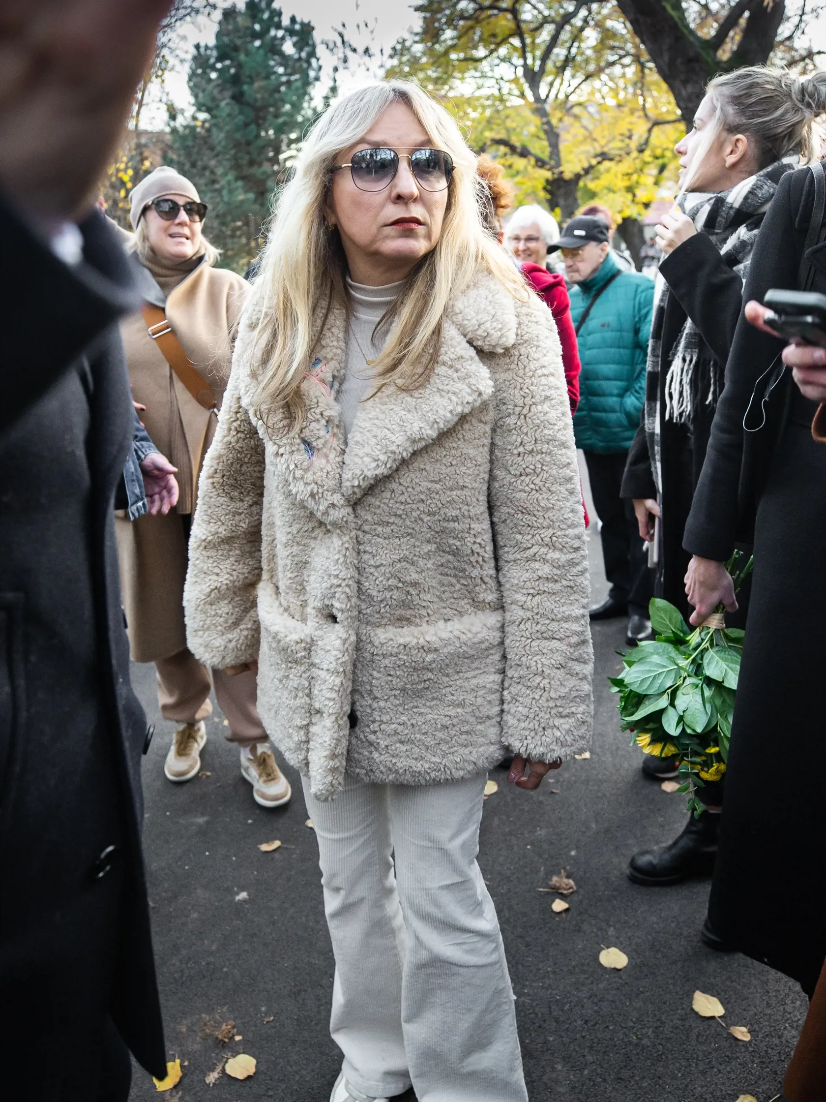 Spomienková akcia na speváka Miroslava "Mekyho" Žbirku pri jeho pamätnej lavičke v Bratislave. Na snímke Katarína Žbirková.