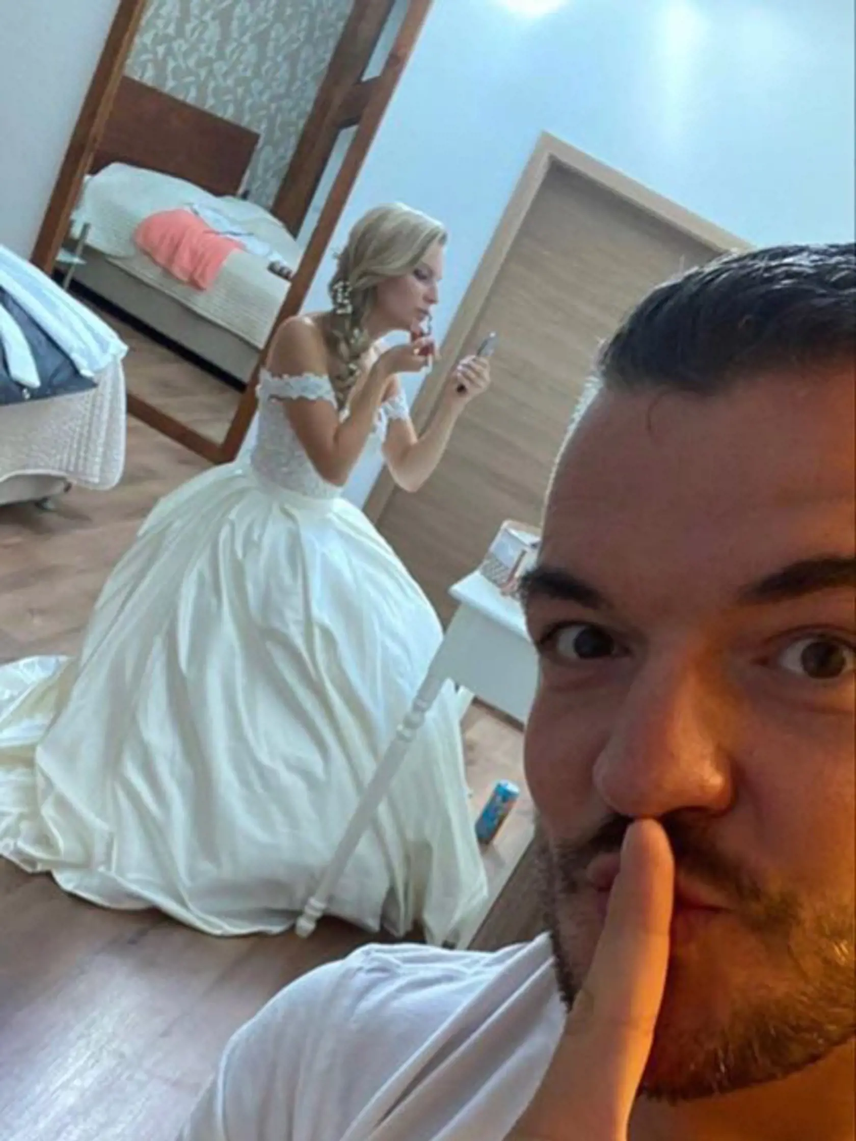 Tomáš Kostelník zverejnil fotografiu krásnej nevesty tesne pred obradom.
