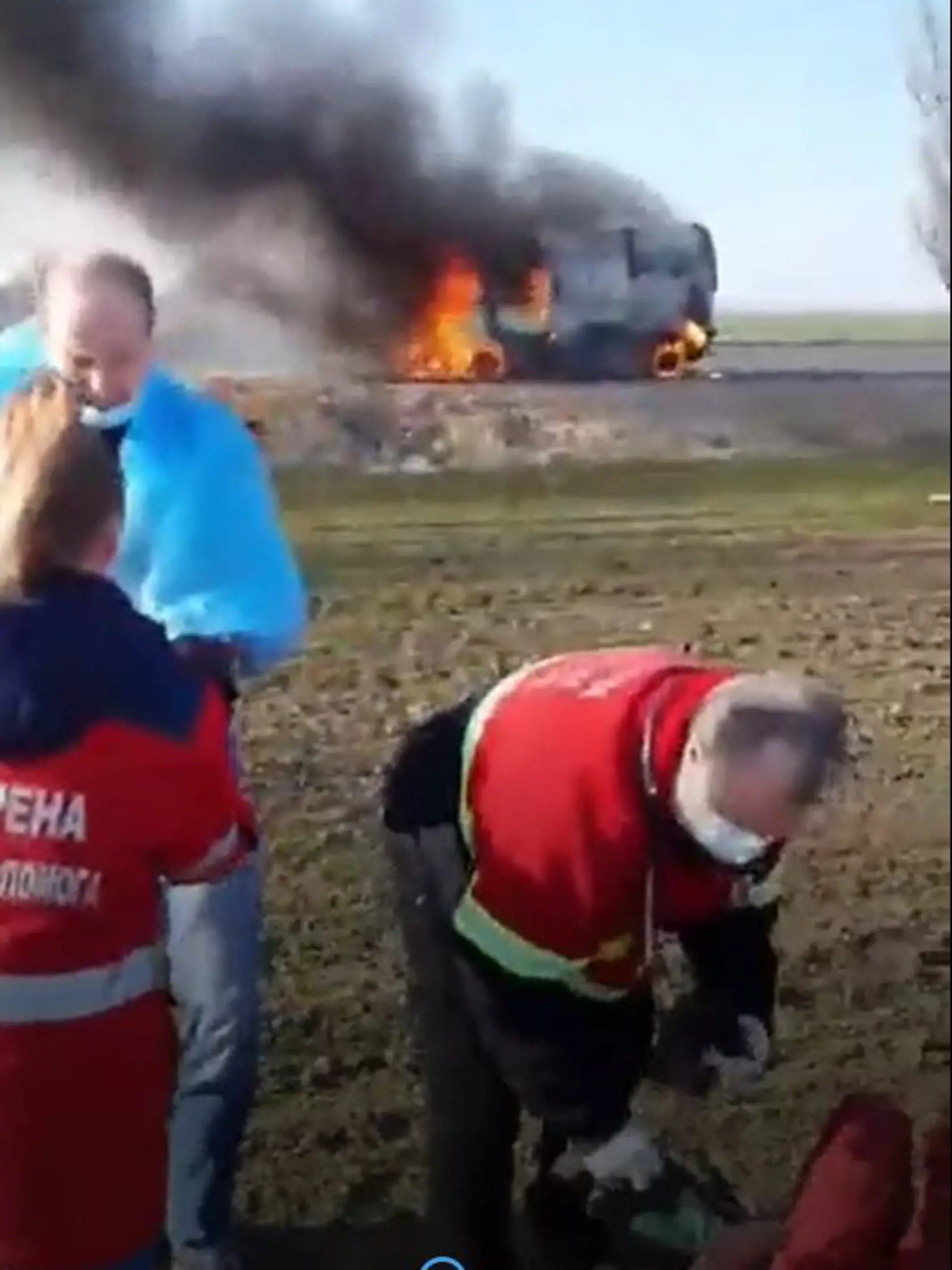 Znepokojivých záberov z vojnou pustošenej Ukrajiny pribúda každým dňom. Podľa serveru ukraine.segodnya sa terčom útoku ruských agresorov stala aj sanitka, ktorá prevážala pacientov. Strašná scéna sa mala odohrať pri prístavnom meste Cherson na južnej Ukrajine. Sanitka v čase zásahu prevážala ťažko raneného pacienta. Vážnym zraneniam na mieste podľahol šesťdesiatštyriročný vodič sanitky a tiež prevážaný pacient. Obaja nebohí Ukrajinci mali v sanitke uhorieť zaživa.