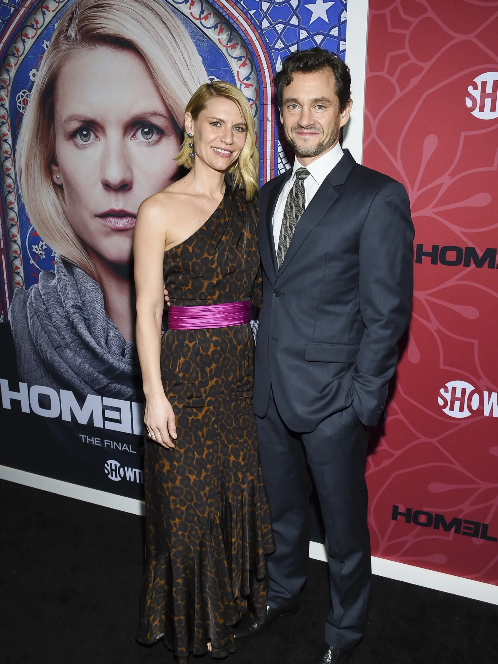 EBE 23 New York - Na snímke zľava americká herečka Claire Danesová (agentka CIA Carrie Mathisonová) a jej partner a britský herec Hugh Dancy prichádzajú na premiéru záverečnej ôsmej série televízneho seriálu Homeland (Zradca) v New Yorku v noci na 5. februára 2020. FOTO TASR/AP
Actors Claire Danes, left, and Hugh Dancy attend Showtime's "Homeland" eighth and final season premiere at the Museum of Modern Art on Tuesday, Feb. 4, 2020, in New York. (Photo by Evan Agostini/Invision/AP)
