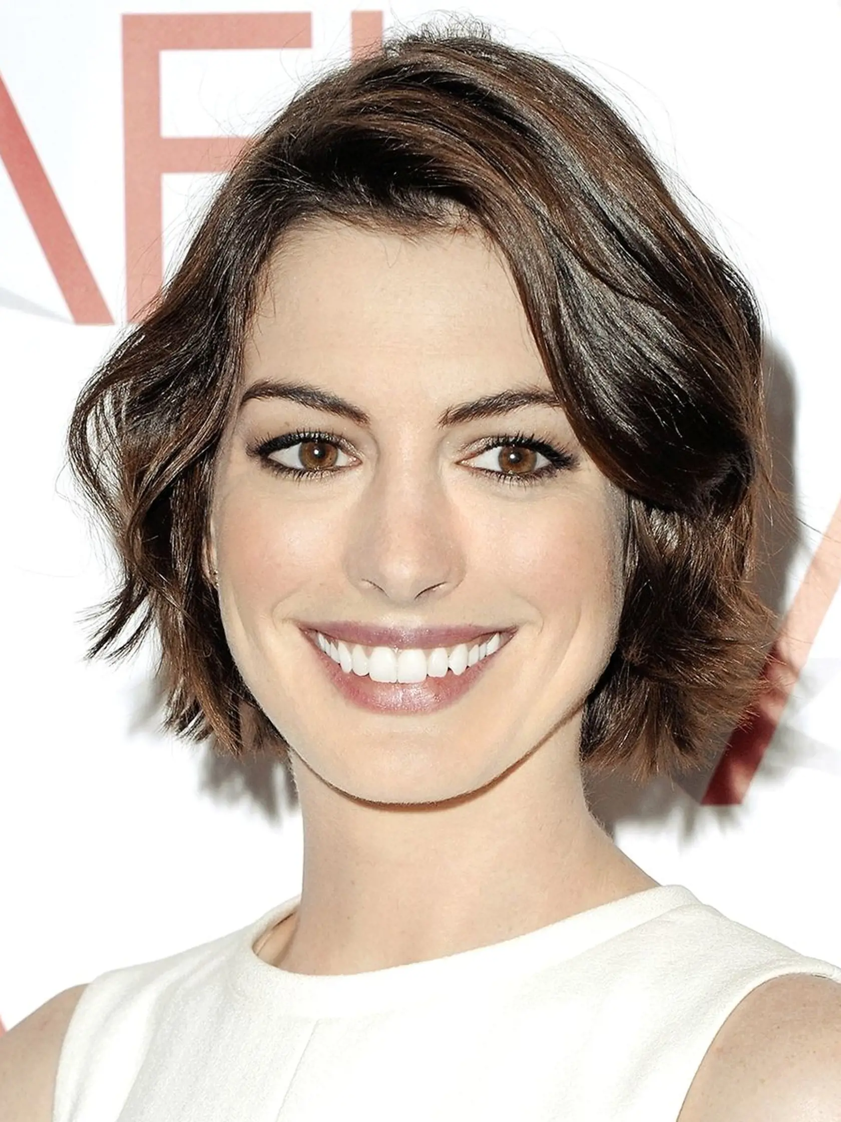 Anne Hathaway (32)