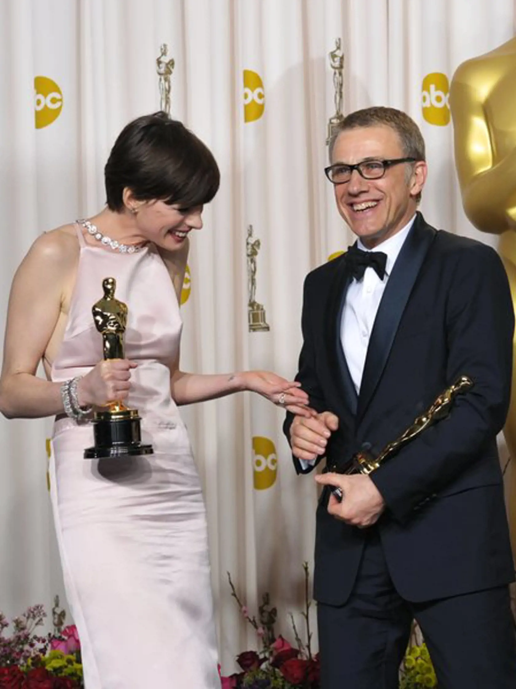 OSCARY 2013: Anne Hathaway a Christoph Waltz. Obaja získali ceny pre najlepších hercov vo vedľajšej úlohe.