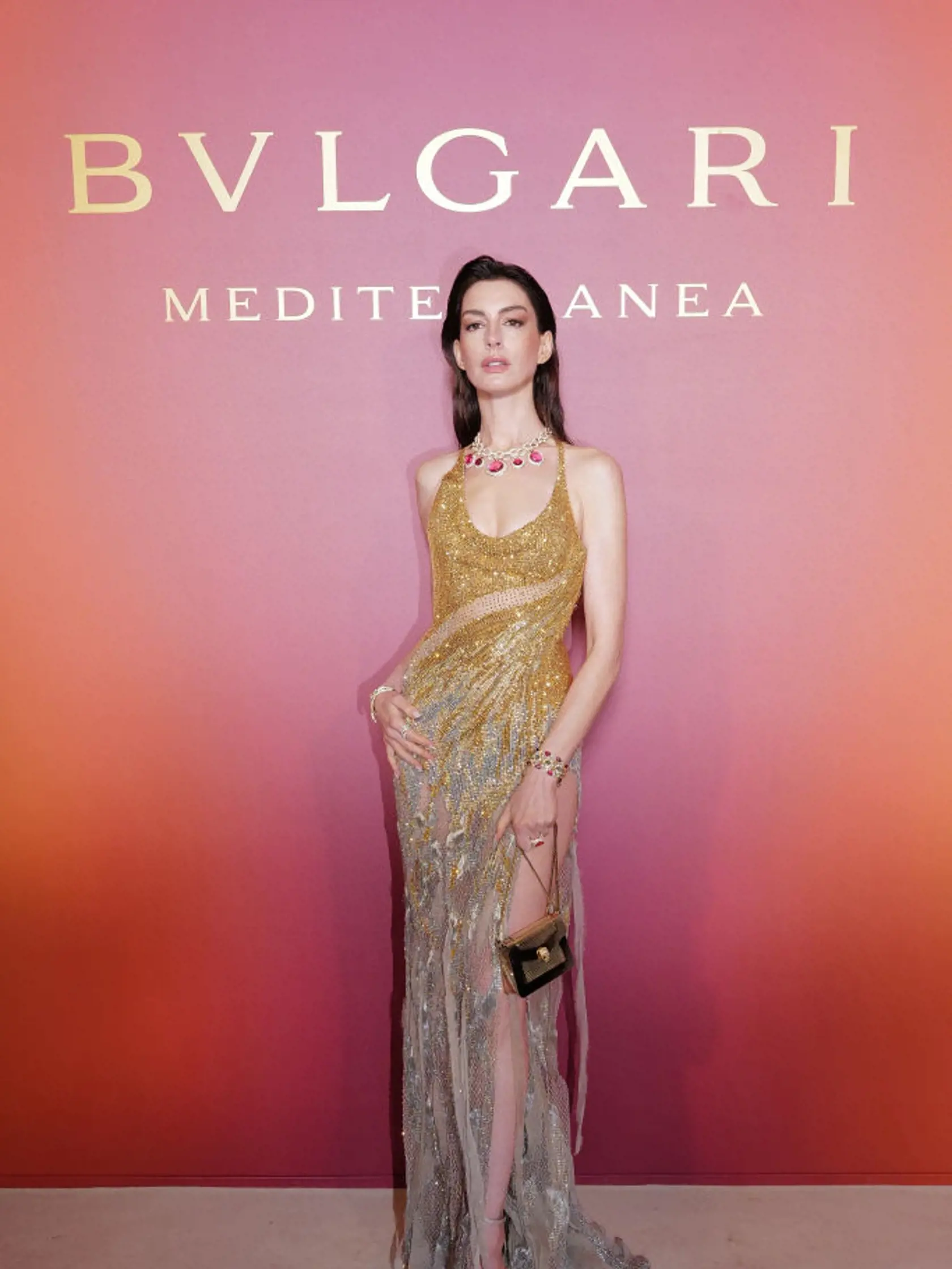 Anne Hathaway v róbe Versace a šperkami Bulgari.
