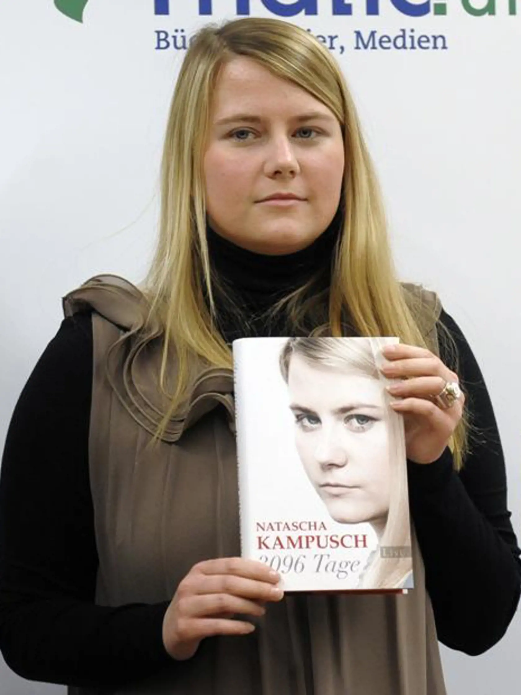 Natascha Kampuschová pózuje so svojou autobiografickou knihou s názvom 3096 Tage (3096 dní) 9. septembra 2010 vo Viedni. Názov knihy - 3096 dní - znamená presný počet dní, ktoré obeť strávila so svojím únoscom Wolfgangom Priklopilom.