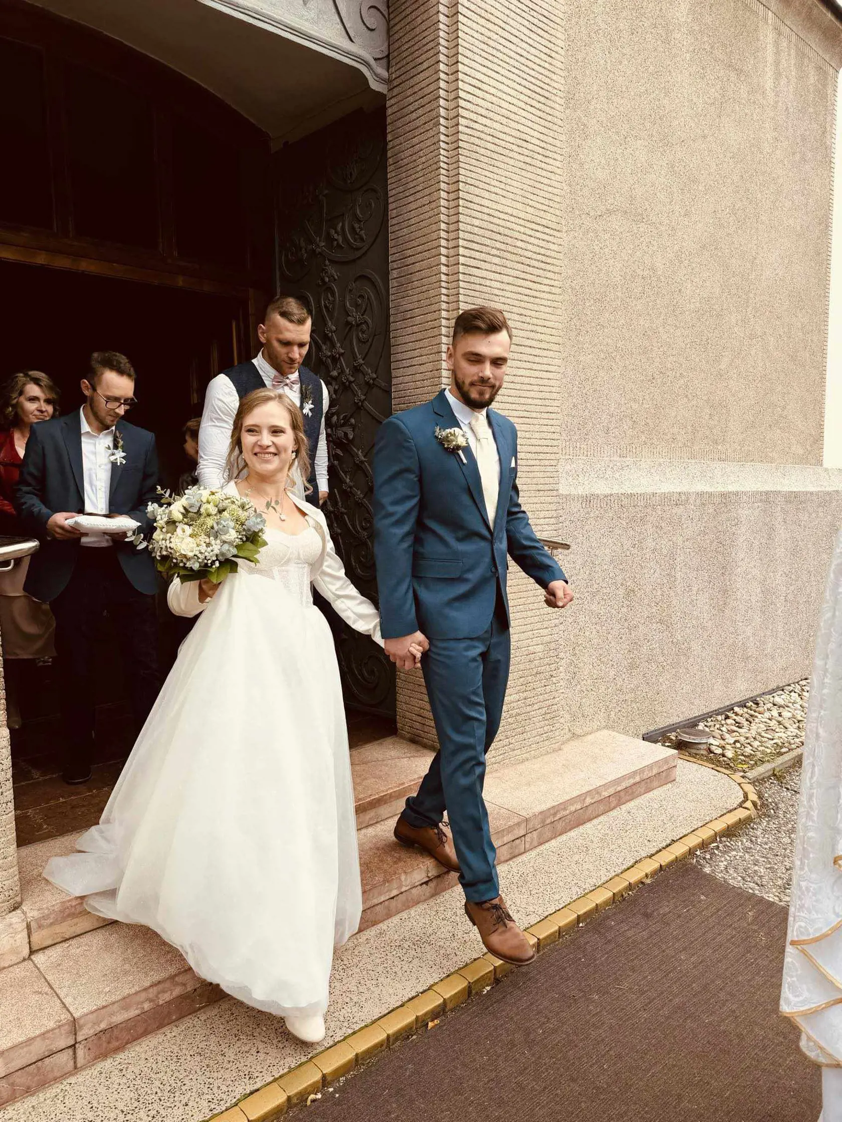 Ženíchova žena Katarína bola z celej situácie veľmi zničená. Nečudo, vo svojich svadobných šatách ju na mieste vypočúvala polícia.