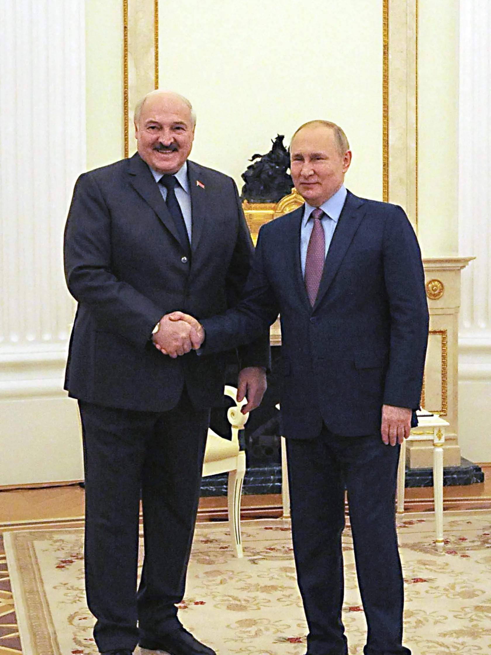Bieloruský prezident Alexandr Lukašenko (vľavo) a ruský prezident Vladimir Putin pózujú počas stretnutia v Moskve v piatok 18. februára 2022.